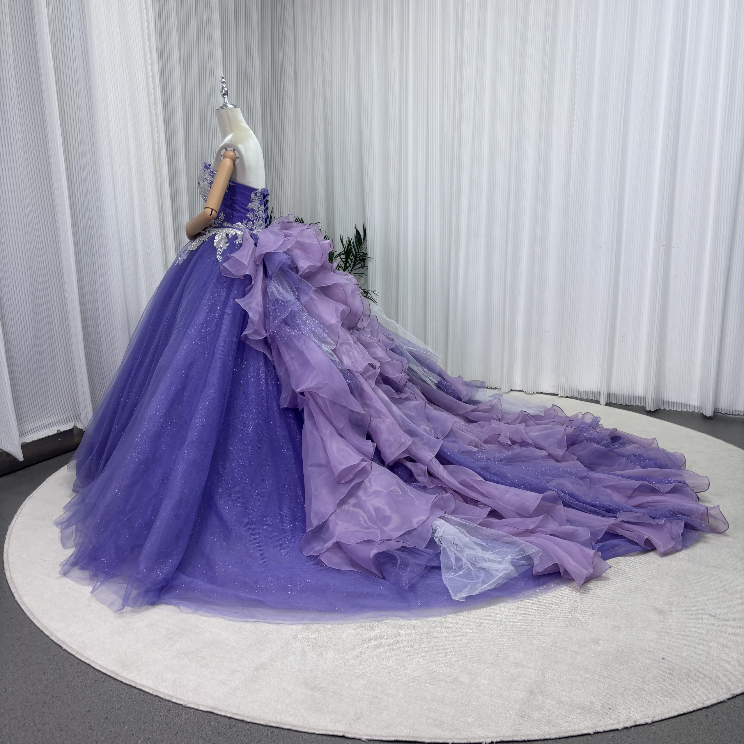 豪華！カラードレス パープル ベアトップ 美しい花レース ラッフルフリル リボントレーン キラキラチュール 花嫁