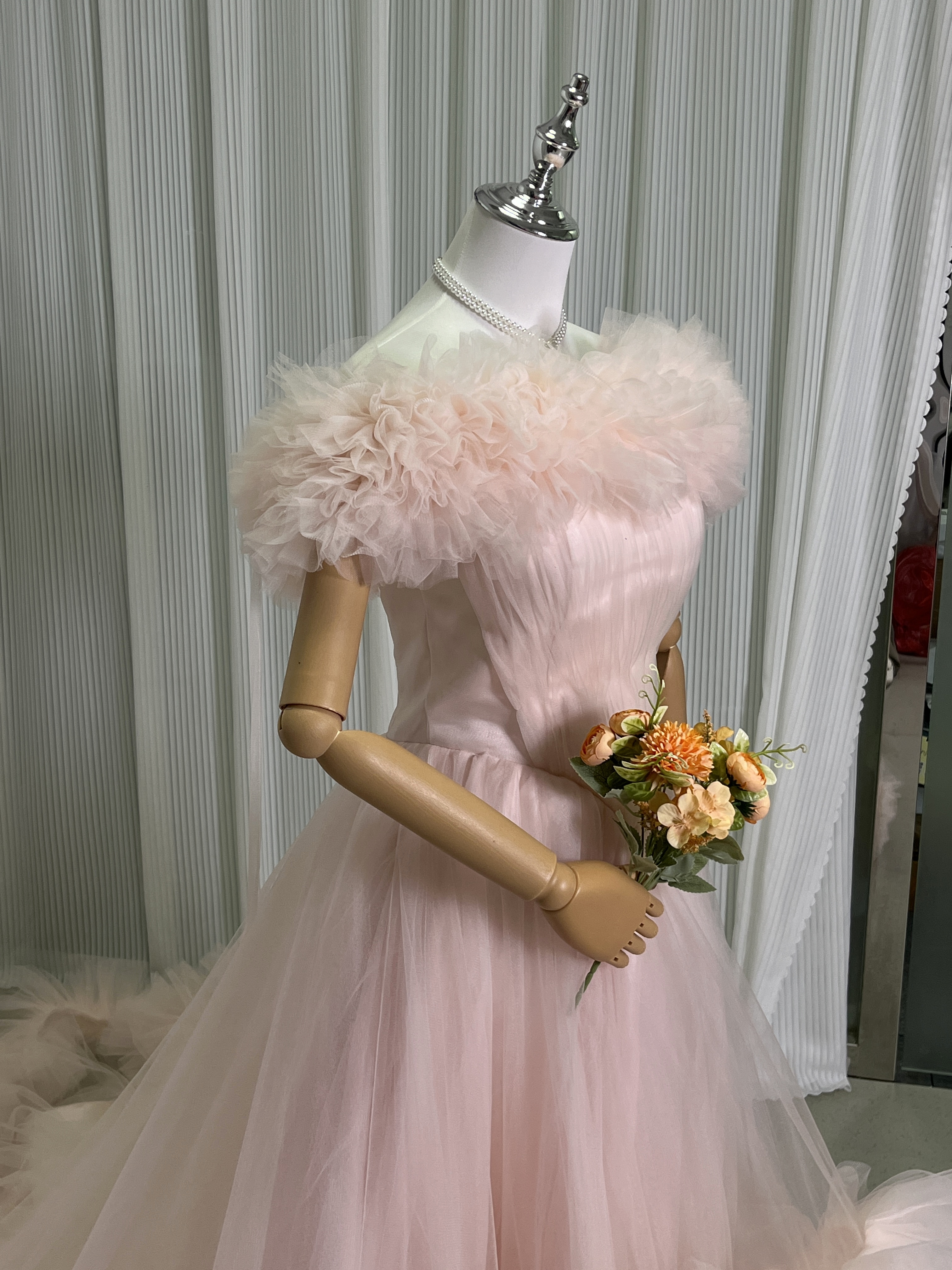 豪華！カラードレス 薄ピンク ラッフルフリル オフショルダー チュールスカート 編み上げ 前撮り