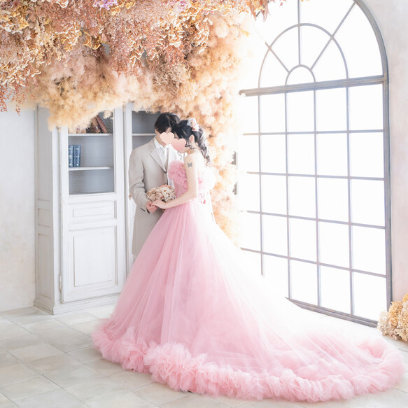 実例写真！カラードレス 薄ピンク オフショルダー ラッフルフリル 結婚式 前撮り 可愛い ロングトレーン