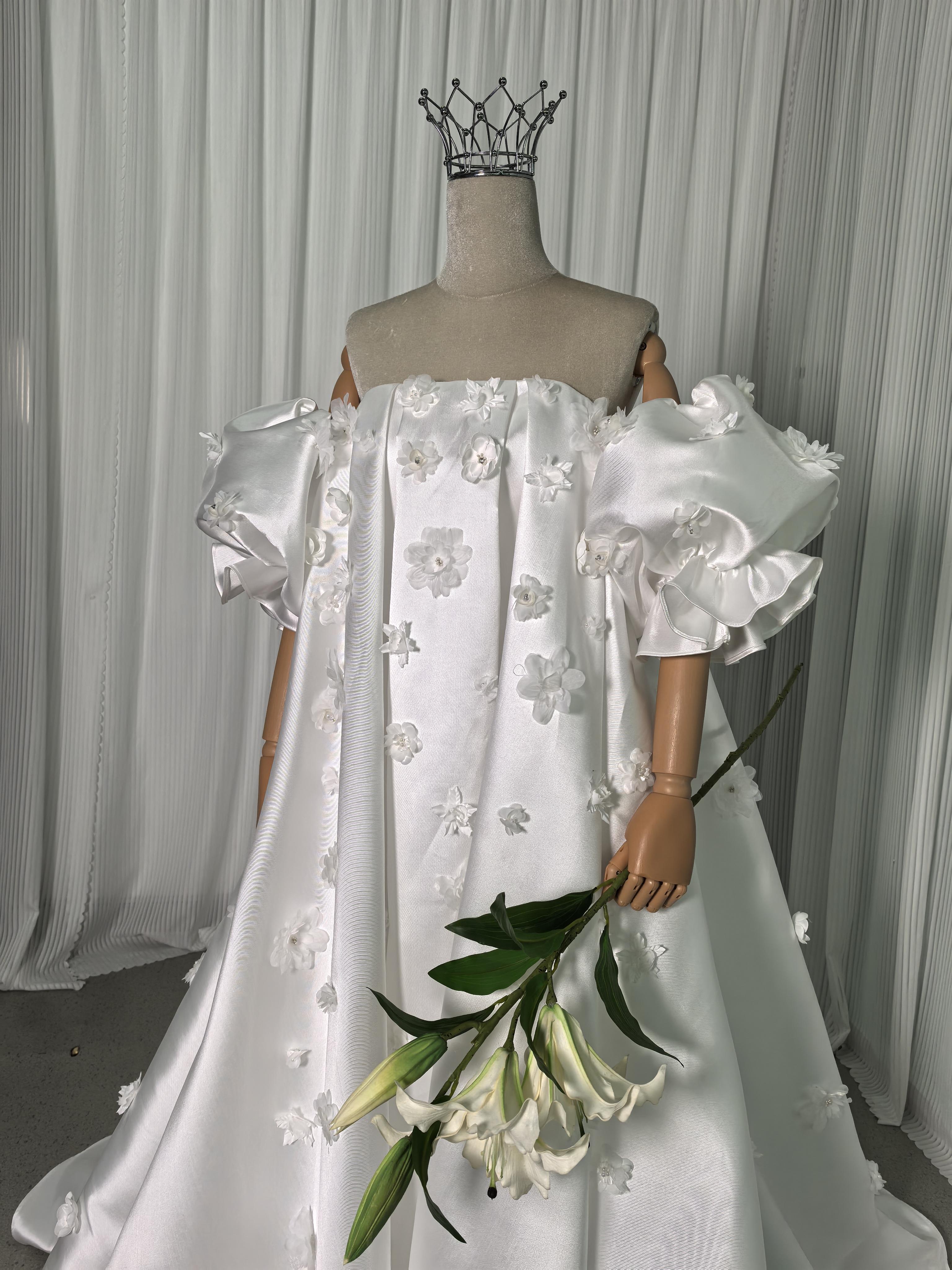 ウエディングドレス ベアトップ フリル袖 可愛い 光沢サテン 花モチーフ ビーズ ファスナー 結婚式/披露宴