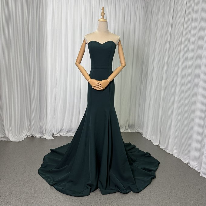 実例写真！深めな緑 カラードレス ベアトップ マーメイドライン クレープ生地 披露宴 前撮り