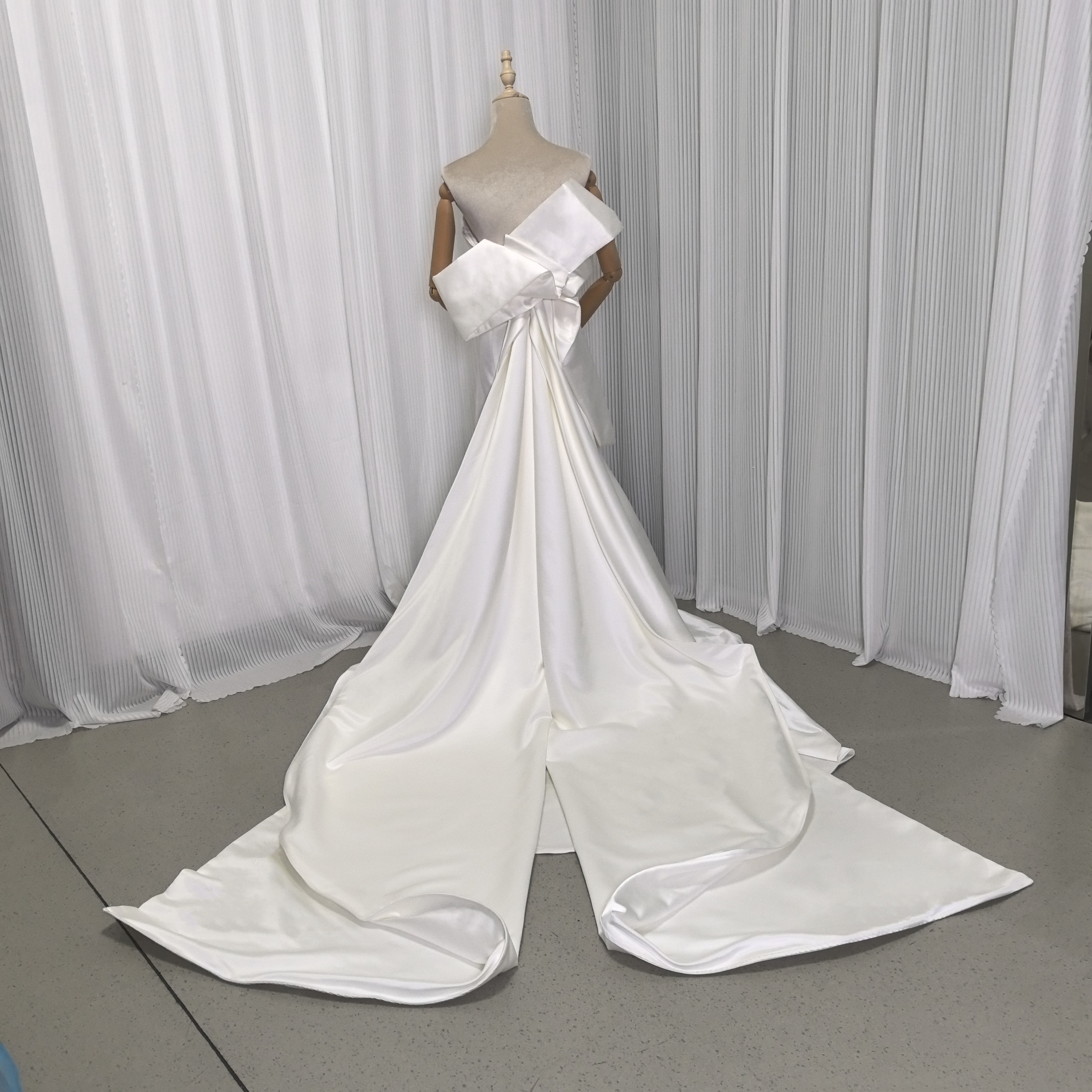 ウェディングドレス アイボリー マーメイドライン 豪華なバックリボン 光沢サテン 結婚式 大人っぽい