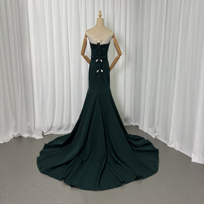 実例写真！深めな緑 カラードレス ベアトップ マーメイドライン クレープ生地 披露宴 前撮り