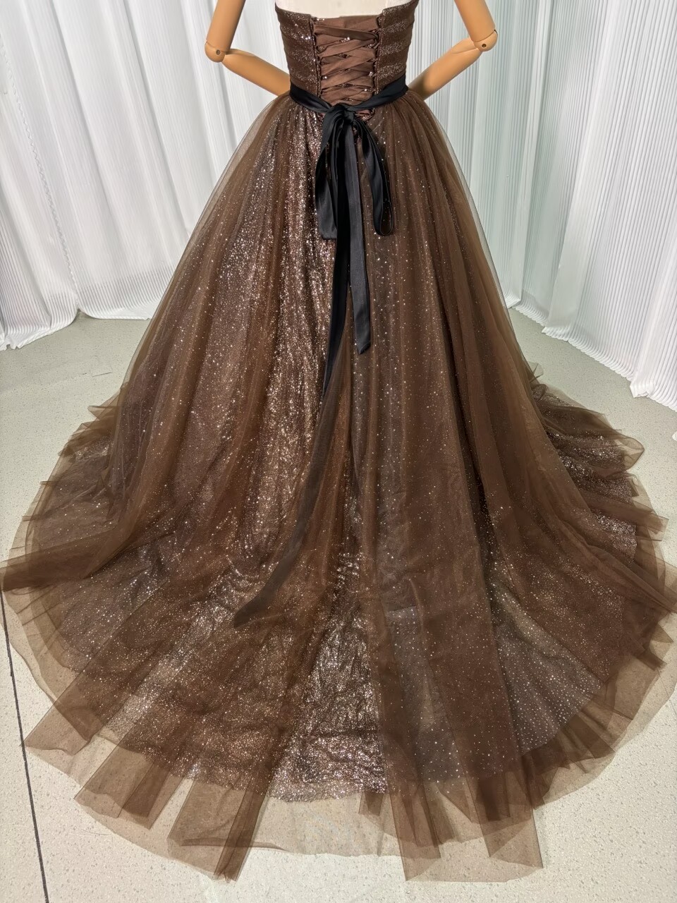 カラードレス コーヒーの色 キラキラチュール 結婚式 サッシュベルト アンティークなドレス 編み上げ