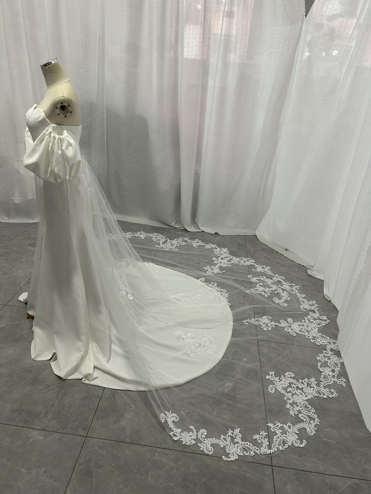ウエディングドレス パフスリーブ 繊細レース 華やかなトレーン クレープ生地 マーメイドライン 結婚式