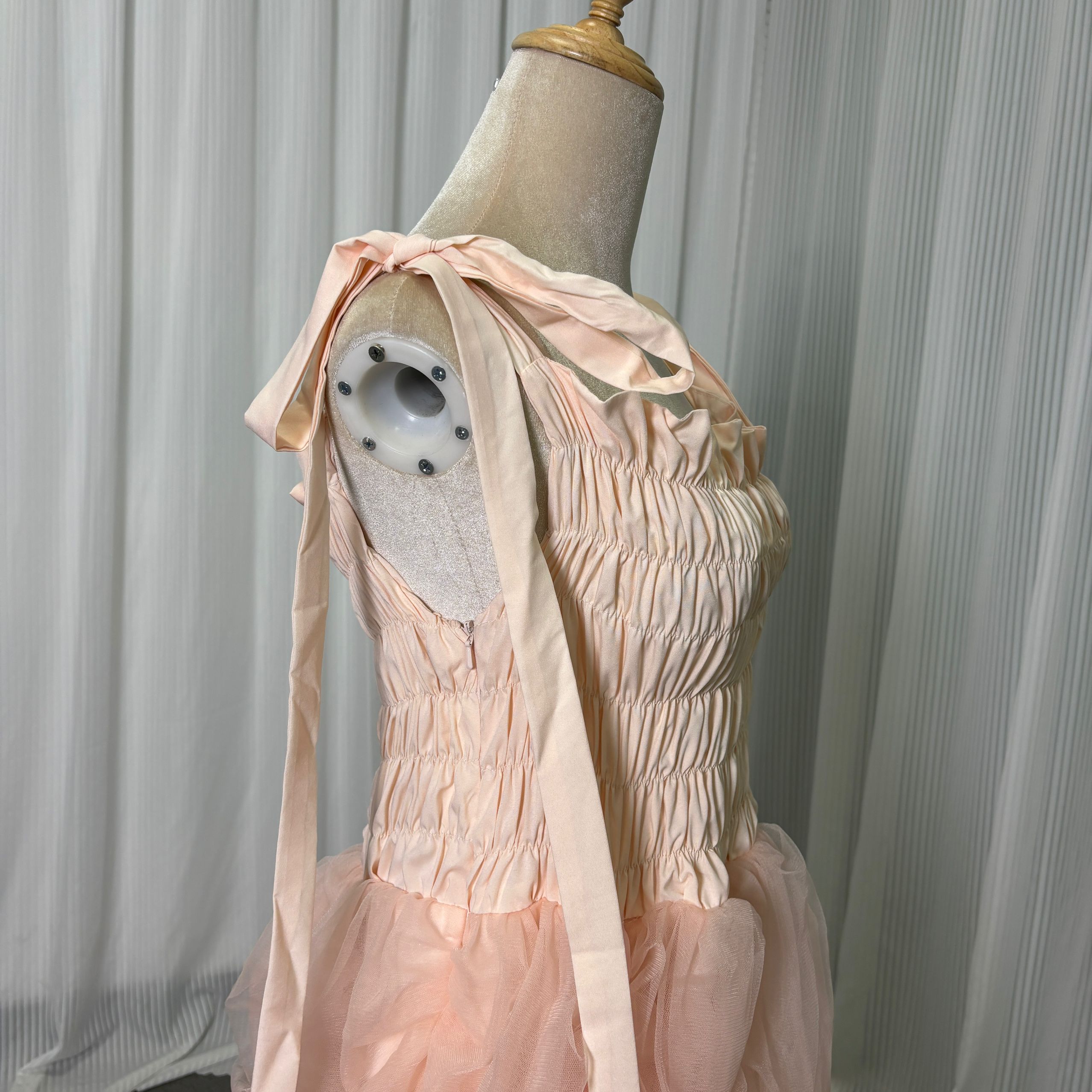 カラードレス 薄桃色 キャミソール 肩のリボン 細見えシルエット 可愛い 前撮り 二次会