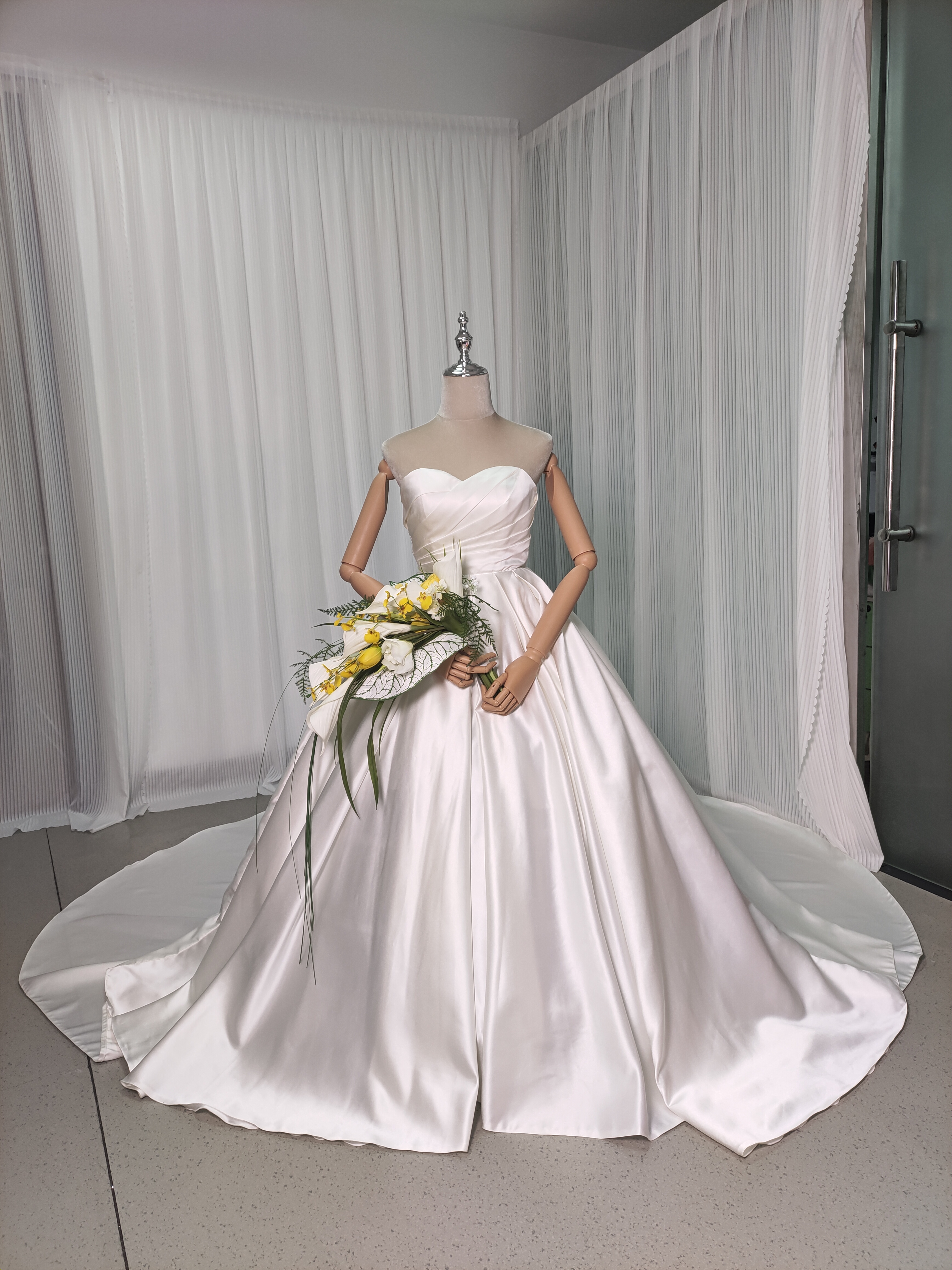 ウェディングドレス ベアトップ プリンセスライン ロングトレーン 編み上げ 結婚式 エレガント