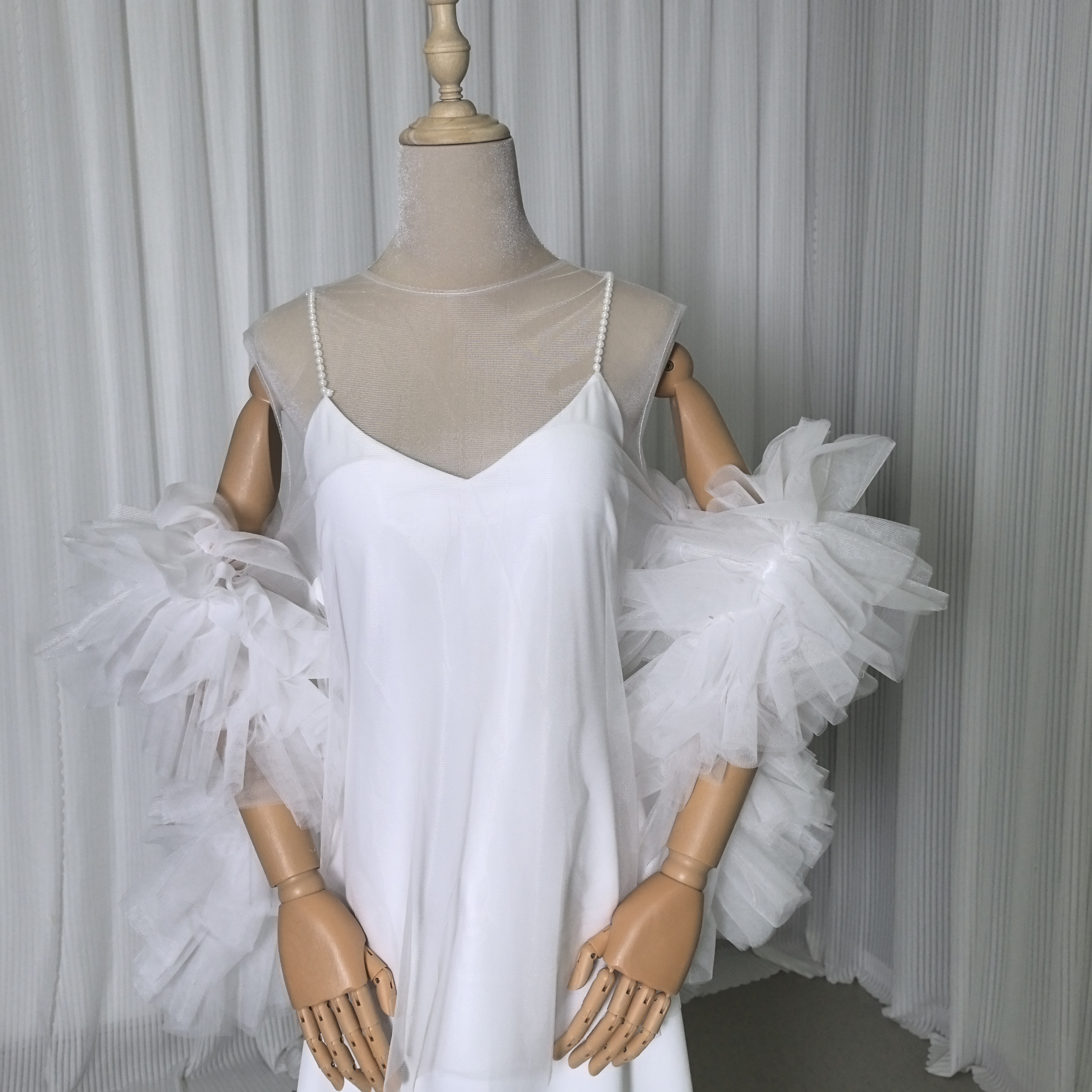 人気上昇！2ways ウエディングドレス+トップス フリル袖 パール スレンダーライン ソフトチュール 背中見せ 前撮り