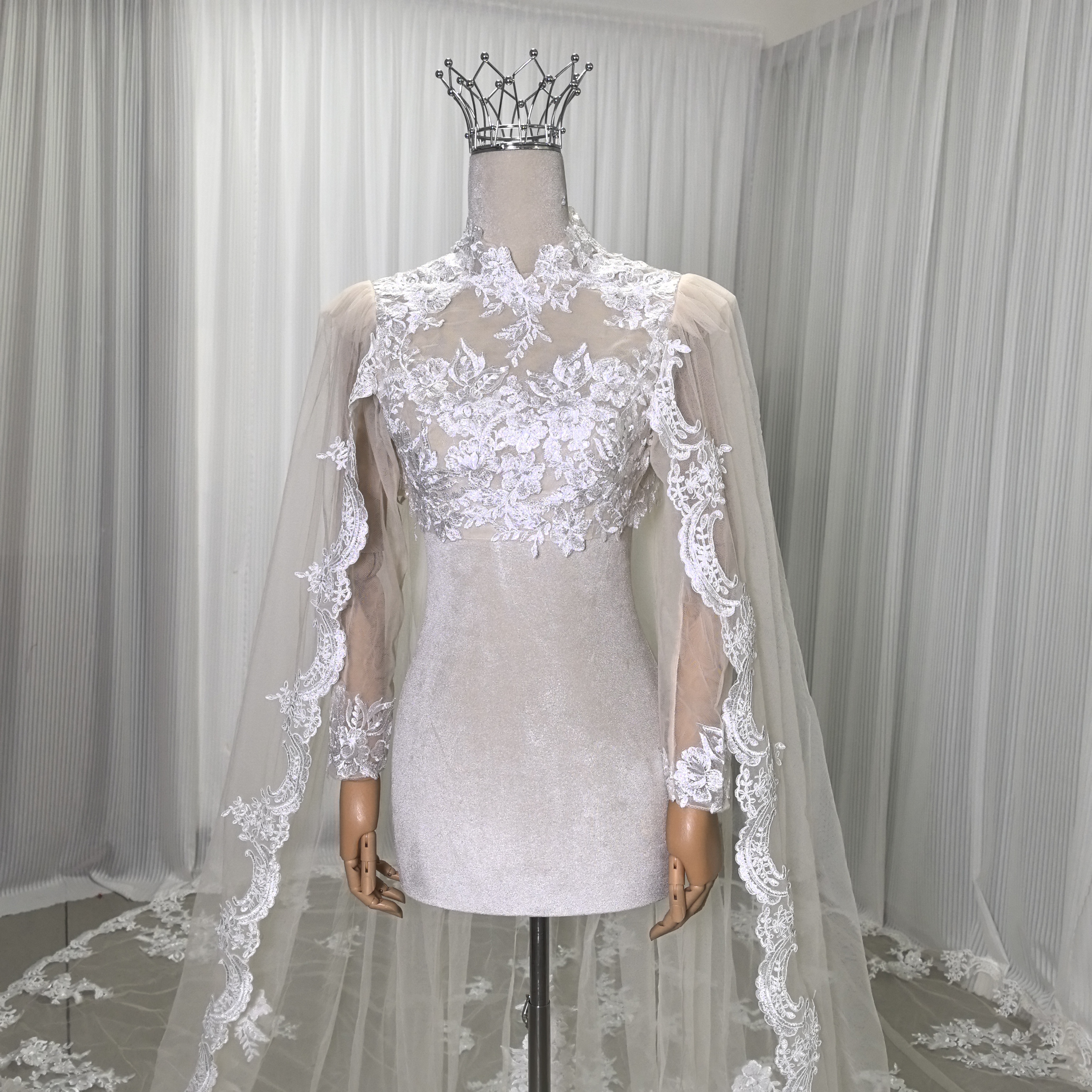 ウェディングドレス マント アイボリー 花柄のモチーフ刺繍が美しく 華やかなトレーン 抜群のおしゃれ見え