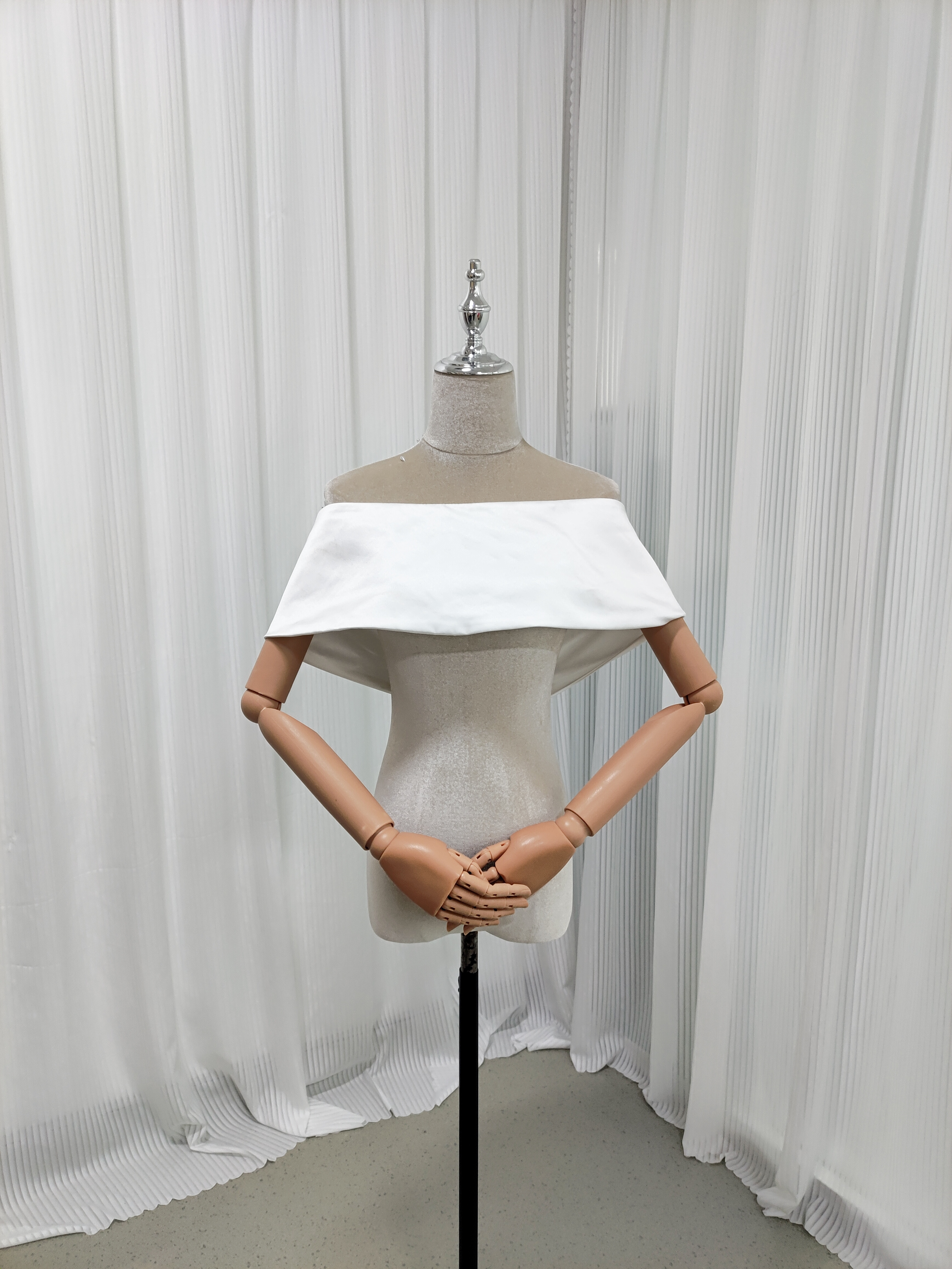 オフショルダー オフホワイト くるみボタン 光沢サテン 花嫁/ウェディングドレス