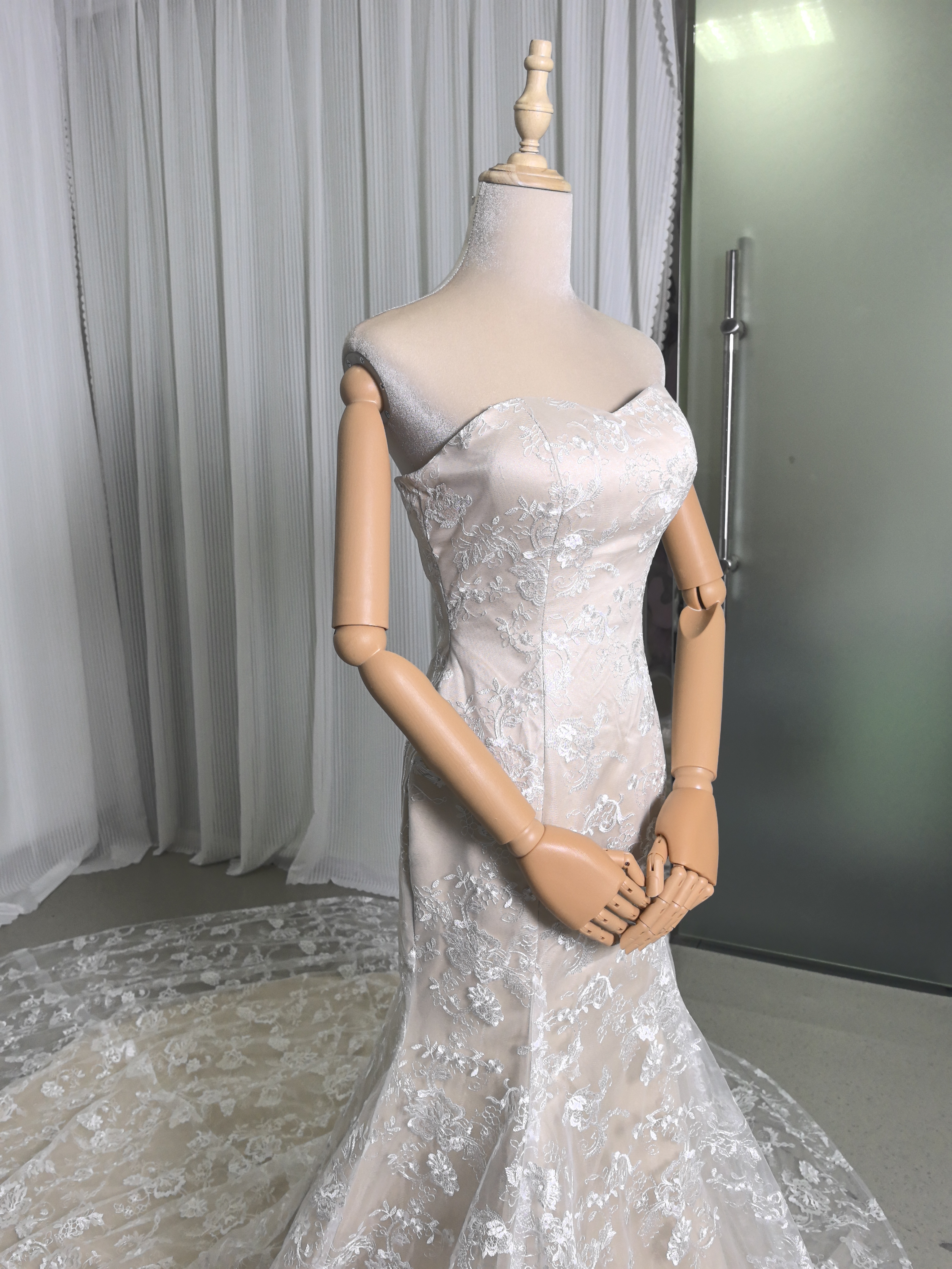 美品！ウエディングドレス ベージュ マーメイドライン 贅沢な小花総レース 華やかなトレーン 花嫁