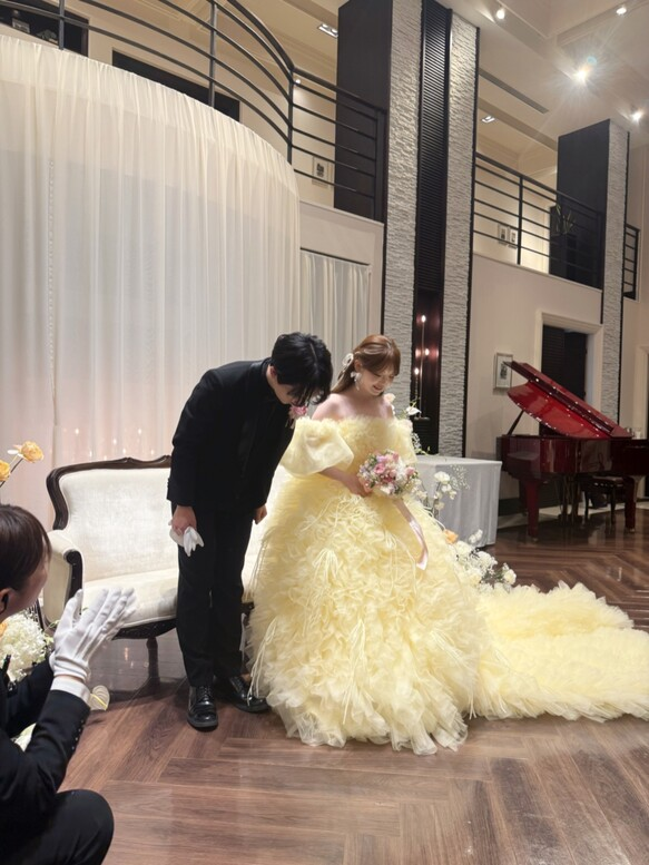 実例写真！カラードレス イエロー パフスリーブ もこもこドレス ロングトレーン チュールスカート リボン 花嫁