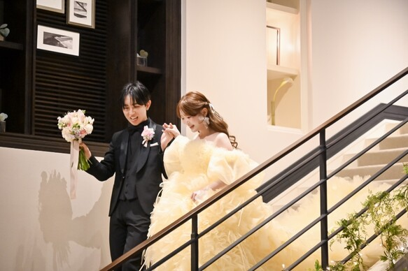 実例写真！カラードレス イエロー パフスリーブ もこもこドレス ロングトレーン チュールスカート リボン 花嫁