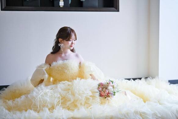 実例写真！カラードレス イエロー パフスリーブ もこもこドレス ロングトレーン チュールスカート リボン 花嫁