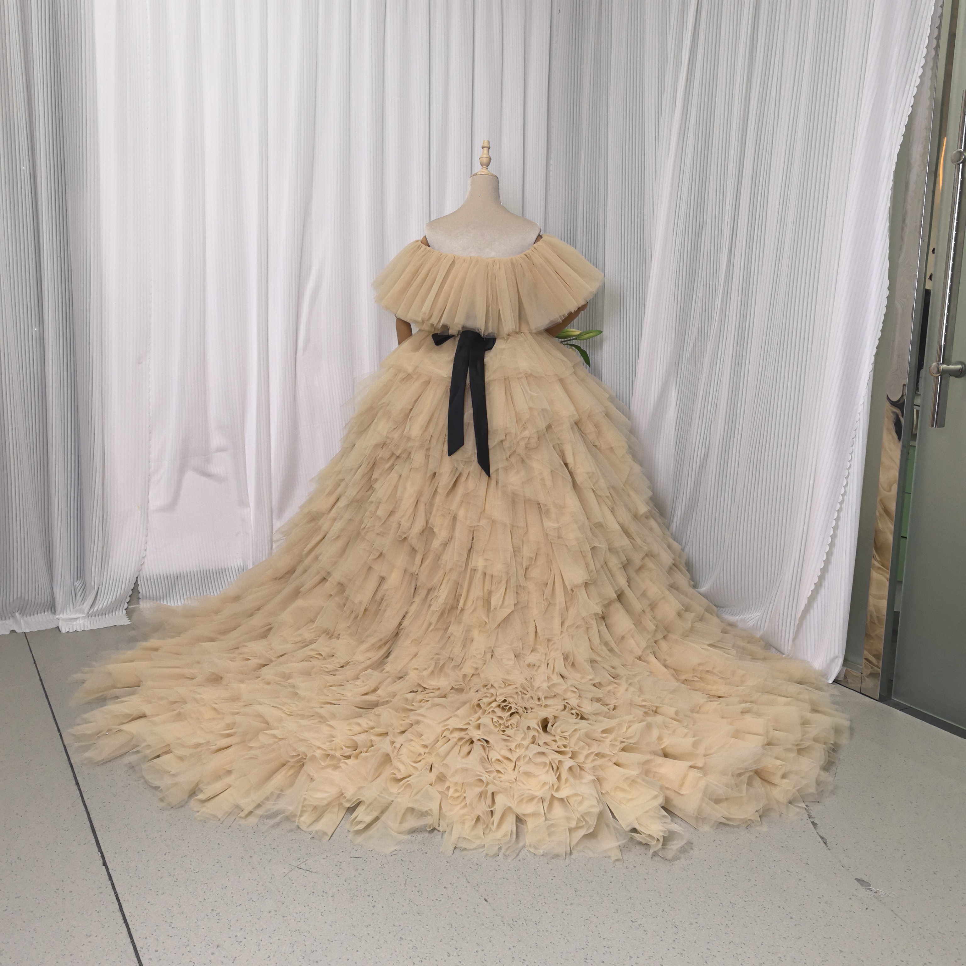 豪華！カラードレス ベージュ オフショルダー サッシュベルト 柔らかく重ねたチュールスカート 編み上げ 結婚式