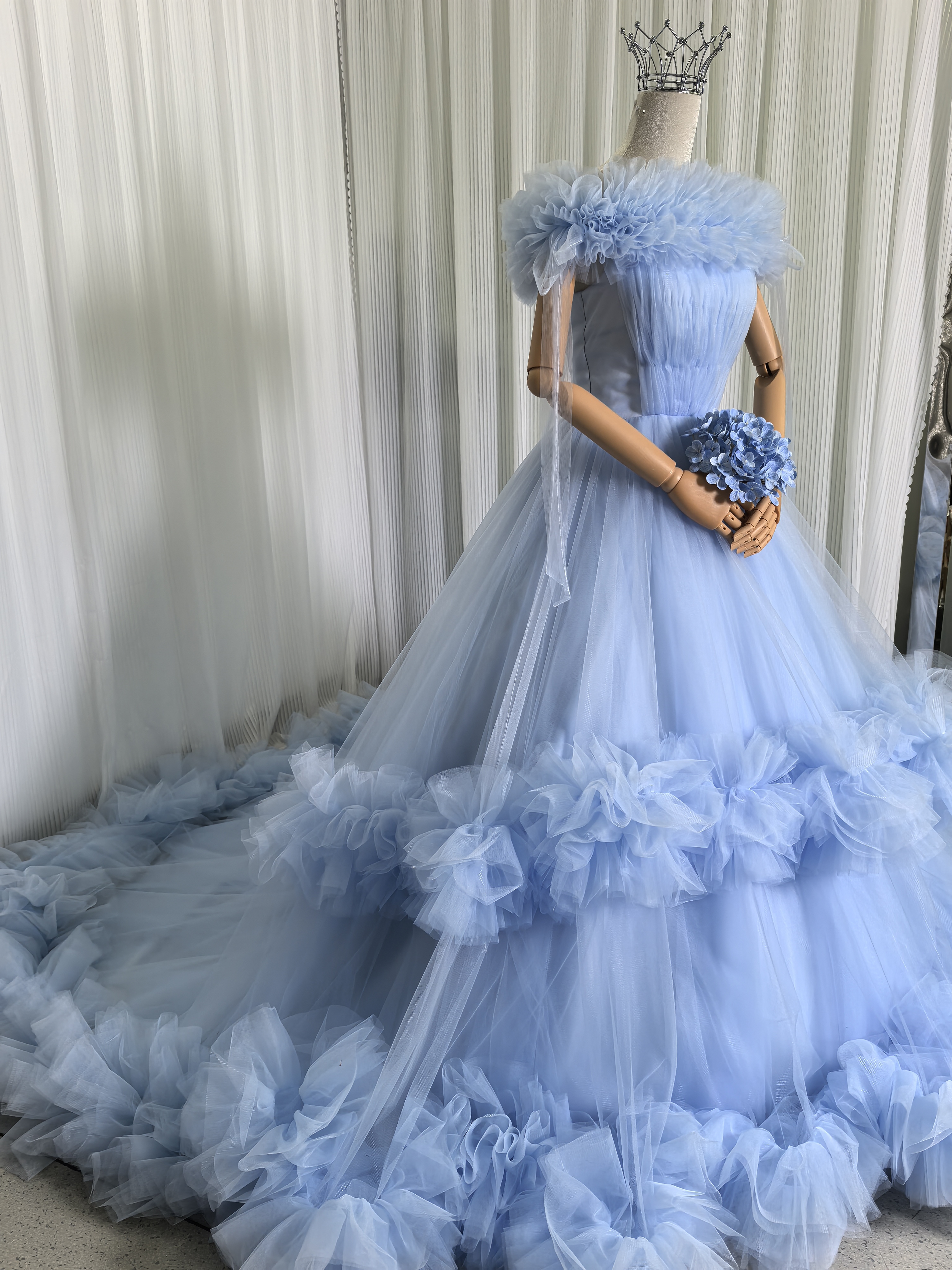 実例写真！カラードレス 爽やかで優しいブルー オフショルダー ラッフルフリル プリンセスライン 可愛い