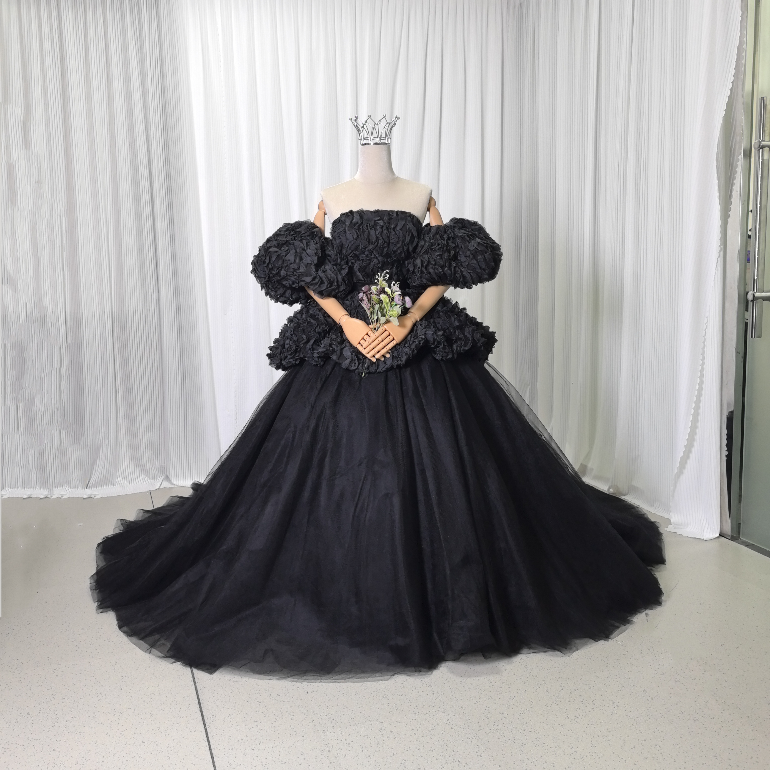 豪華！優しい パーティードレス ブラック ベアトップ パフスリーブ ウェーブ デザイン感 可愛い 花嫁 披露宴