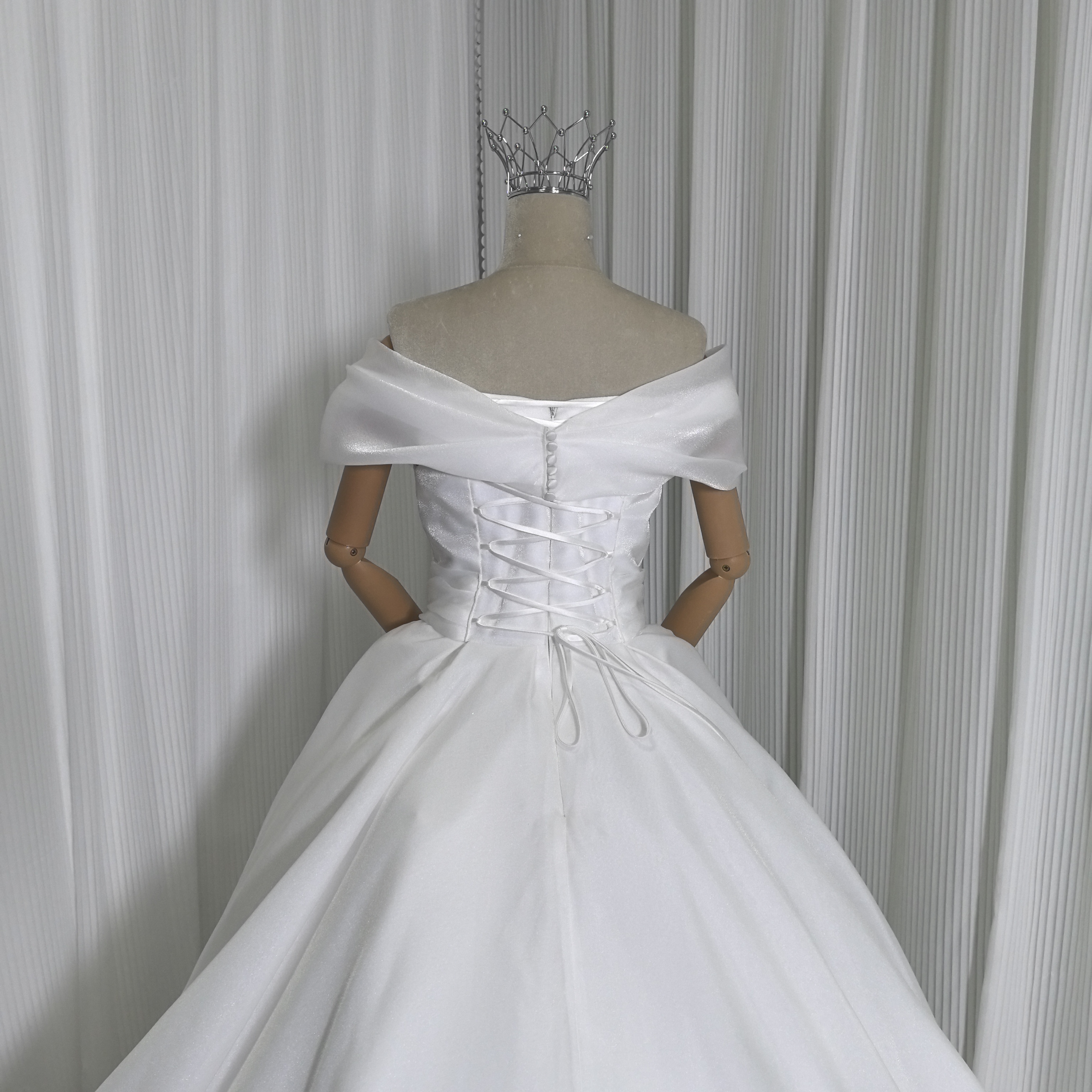 ウェディングドレス オフショルダー 編み上げ Aライン 披露宴/結婚式 エレガント ロングトレーン