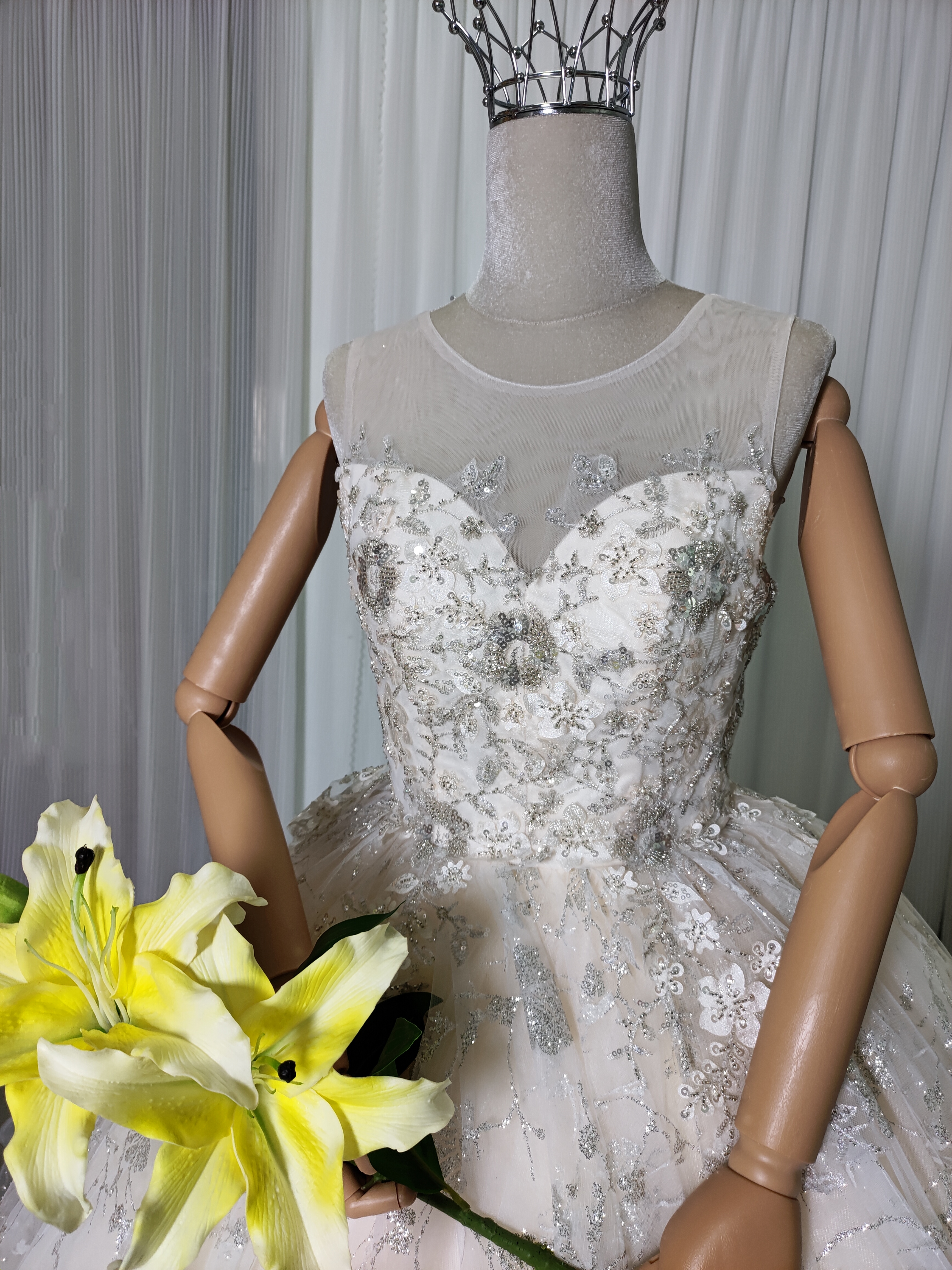 豪華！ウエディングドレス キラキラスパンコール キラキラ光るレース 抜群のおしゃれ見え 結婚式