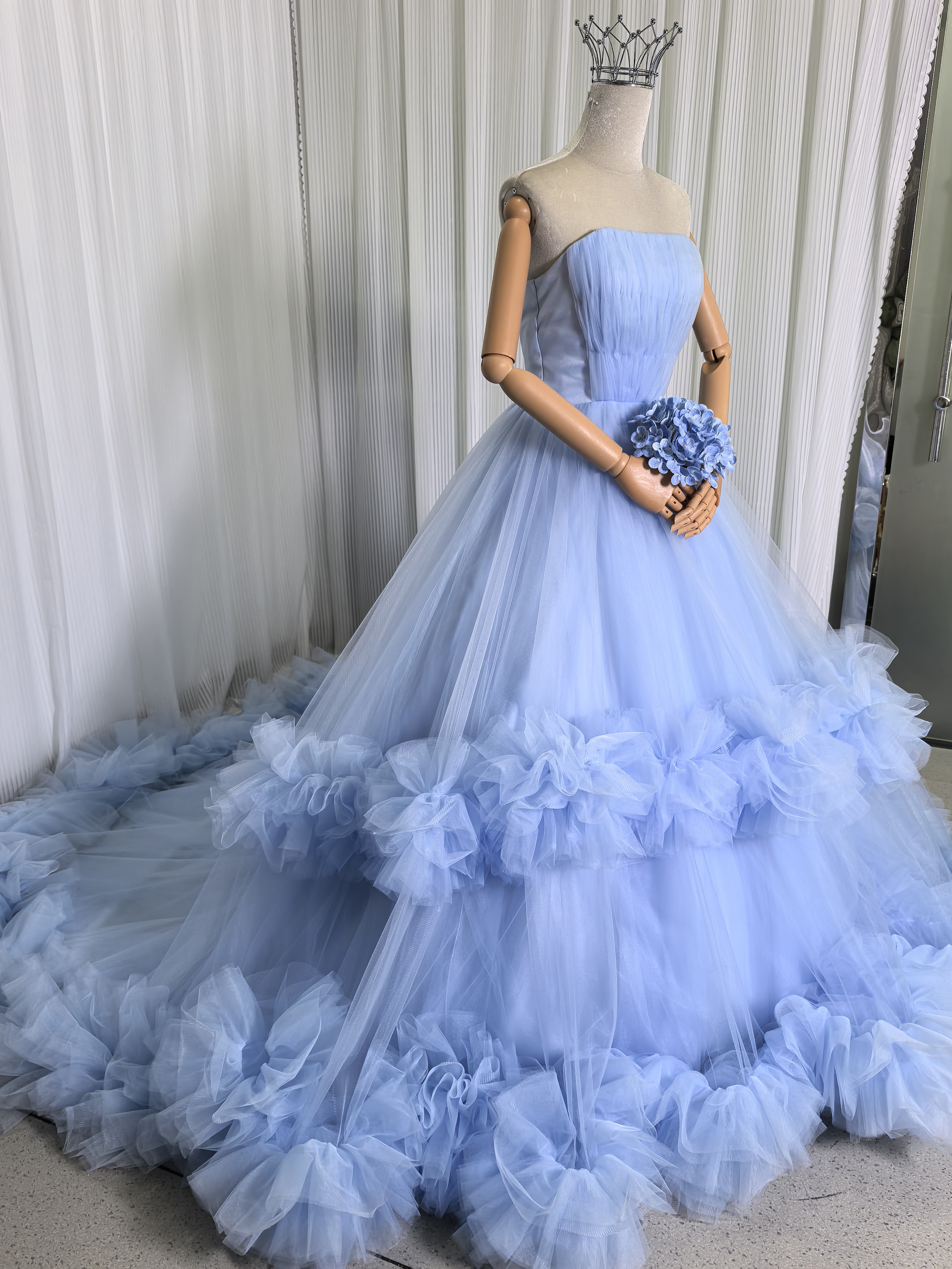 実例写真！カラードレス 爽やかで優しいブルー オフショルダー ラッフルフリル プリンセスライン 可愛い