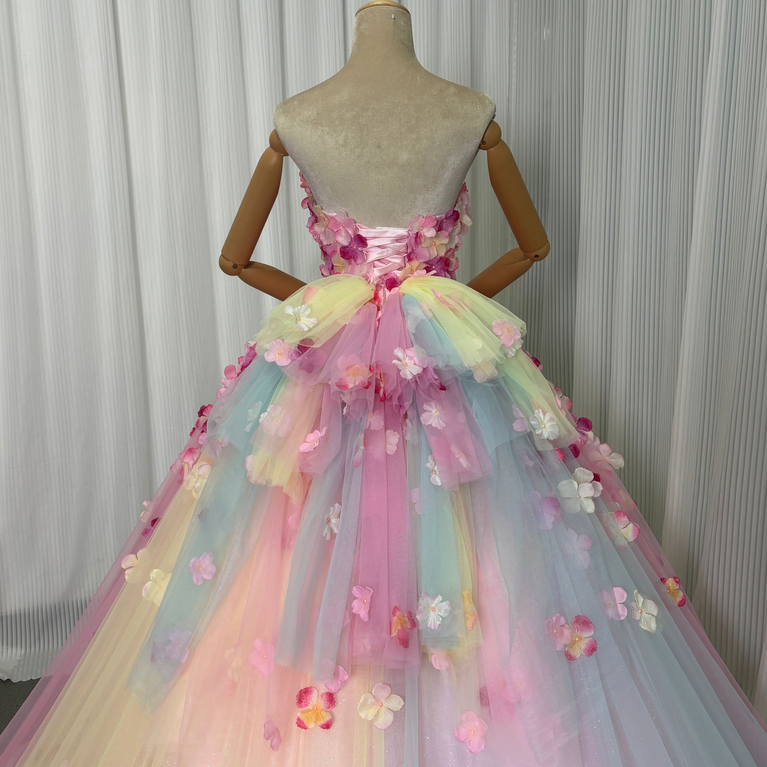 カラードレス レインボー 花モチーフ キラキラチュール 立体レース刺繍 裾に繊細レースをあしらった 結婚式