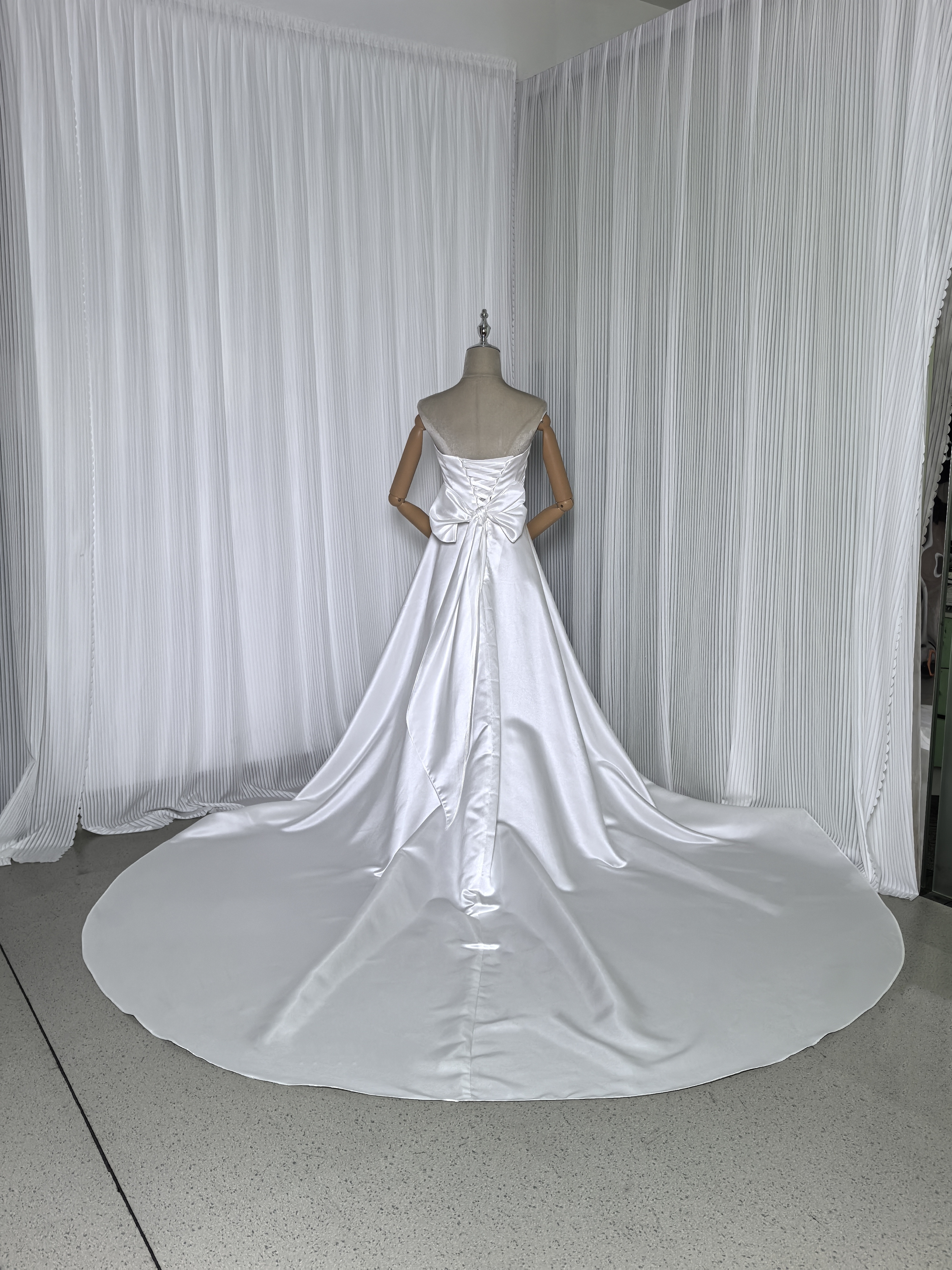 ウェディングドレス ベアトップ バックリボン ロングトレーン 編み上げ 結婚式
