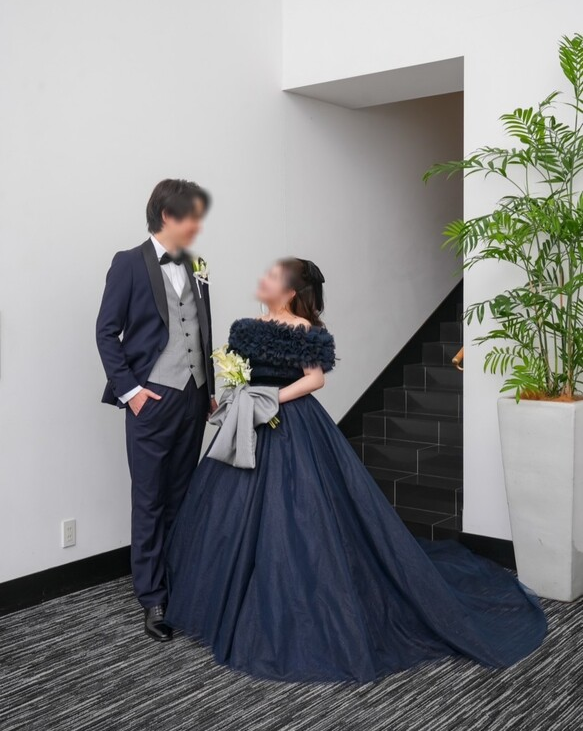 実例写真！カラードレス ネイビー 取り外しオフショルダー キラキラチュール 編み上げ 披露宴 前撮り
