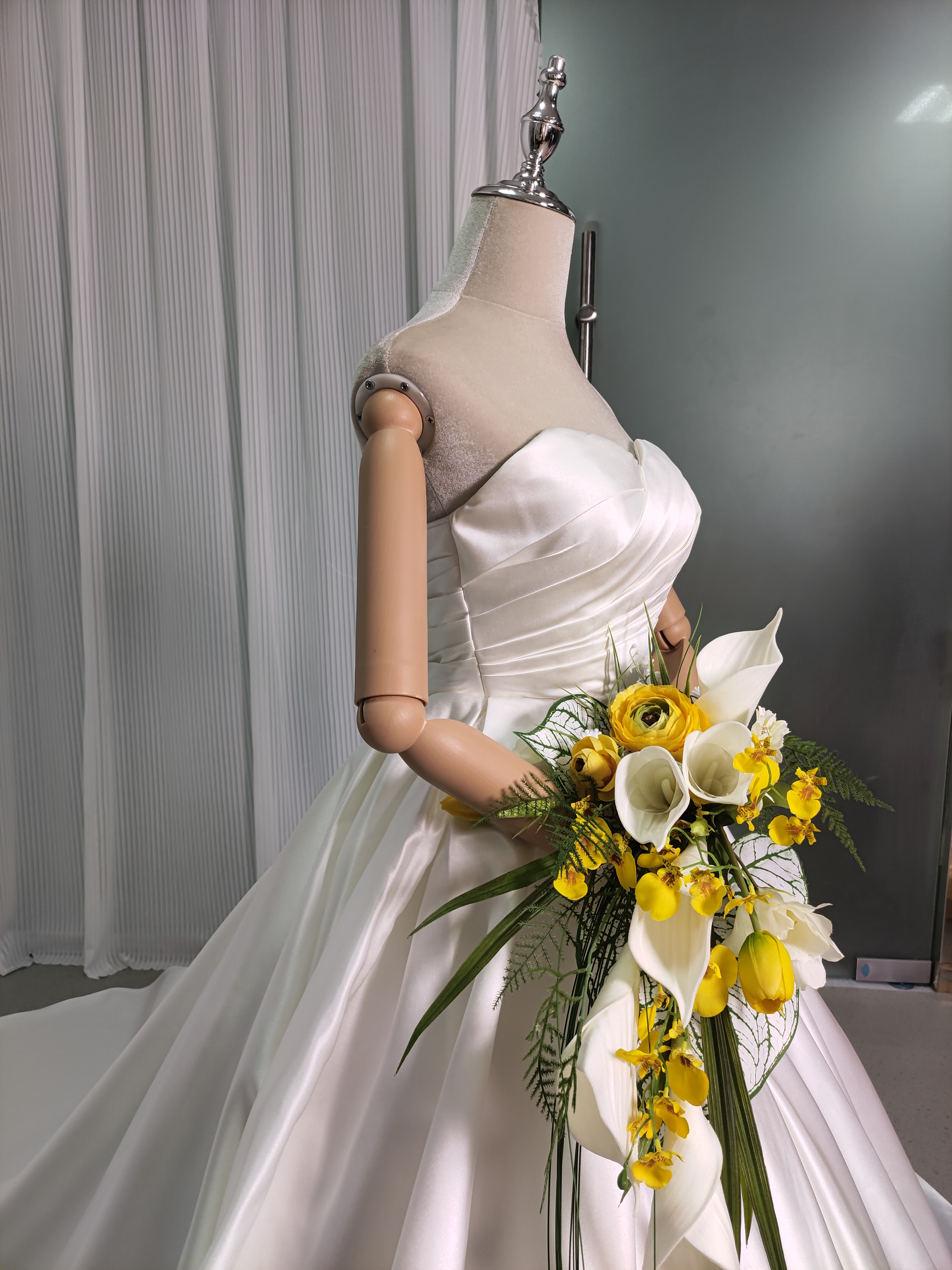 ウェディングドレス ベアトップ プリンセスライン ロングトレーン 編み上げ 結婚式 エレガント