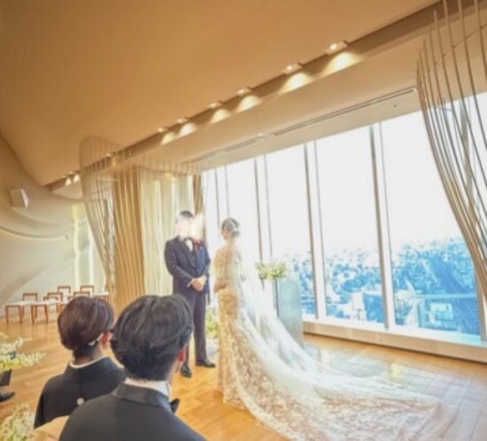 実例写真！ウエディングドレス 長袖 マーメイドライン 贅沢な小花総レース 華やかなトレーン 高みせ 拳式
