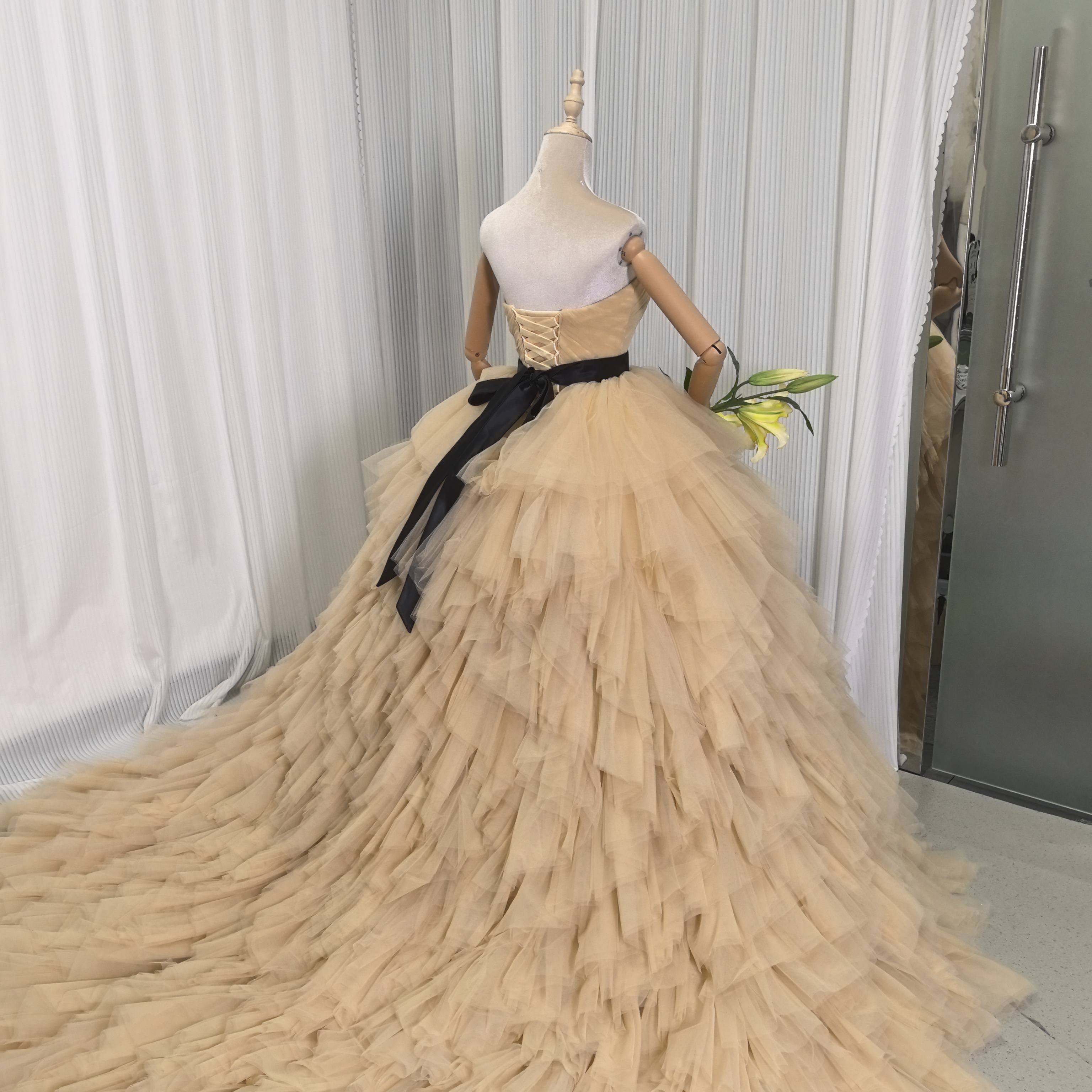 カラードレス ベージュ ベアトップ サッシュベルト 柔らかく重ねたチュールスカート 編み上げ 結婚式