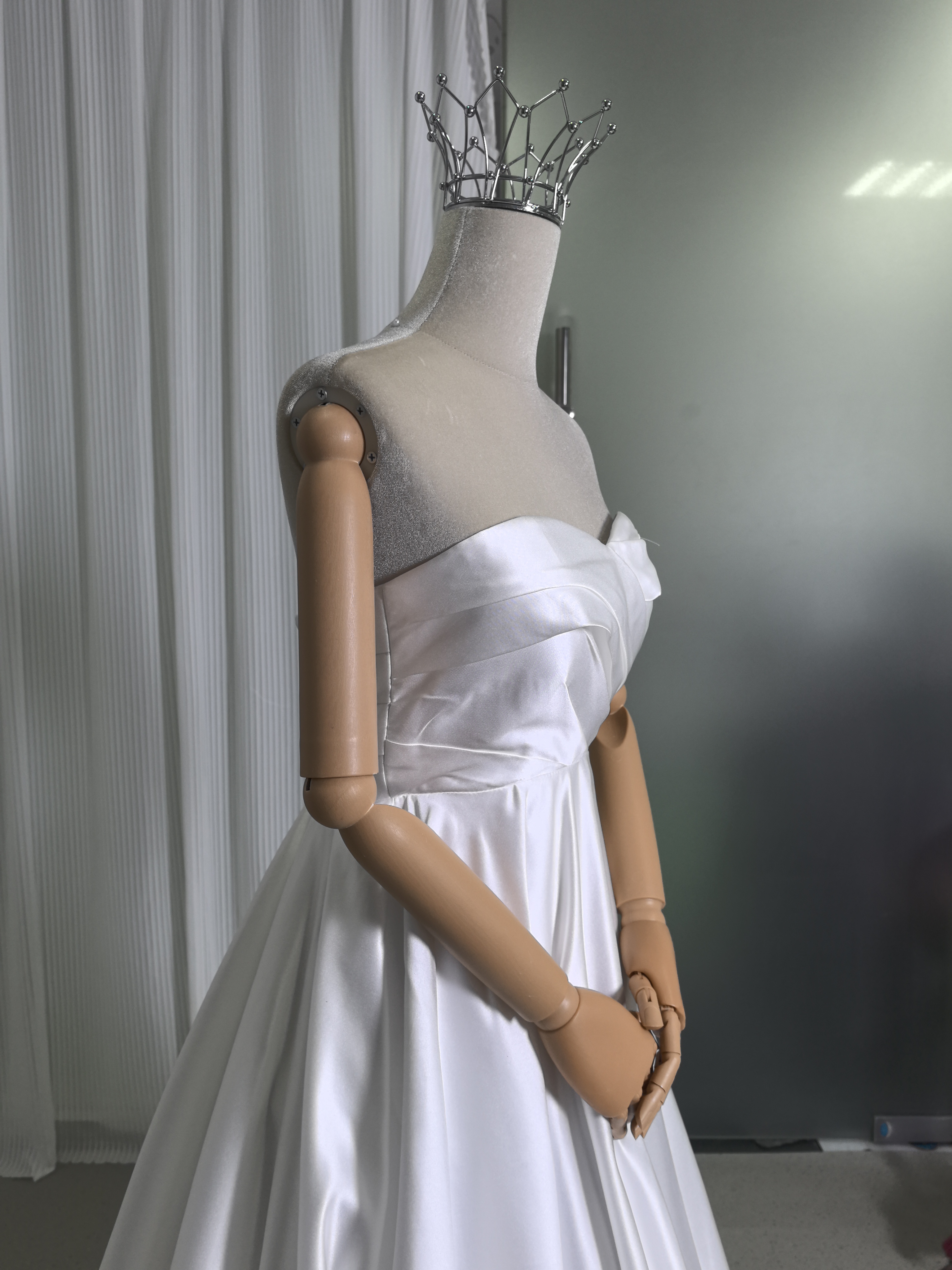 ウェディングドレス ベアトップ 光沢サテン 編み上げ 細見えシルエット 可愛い 花嫁