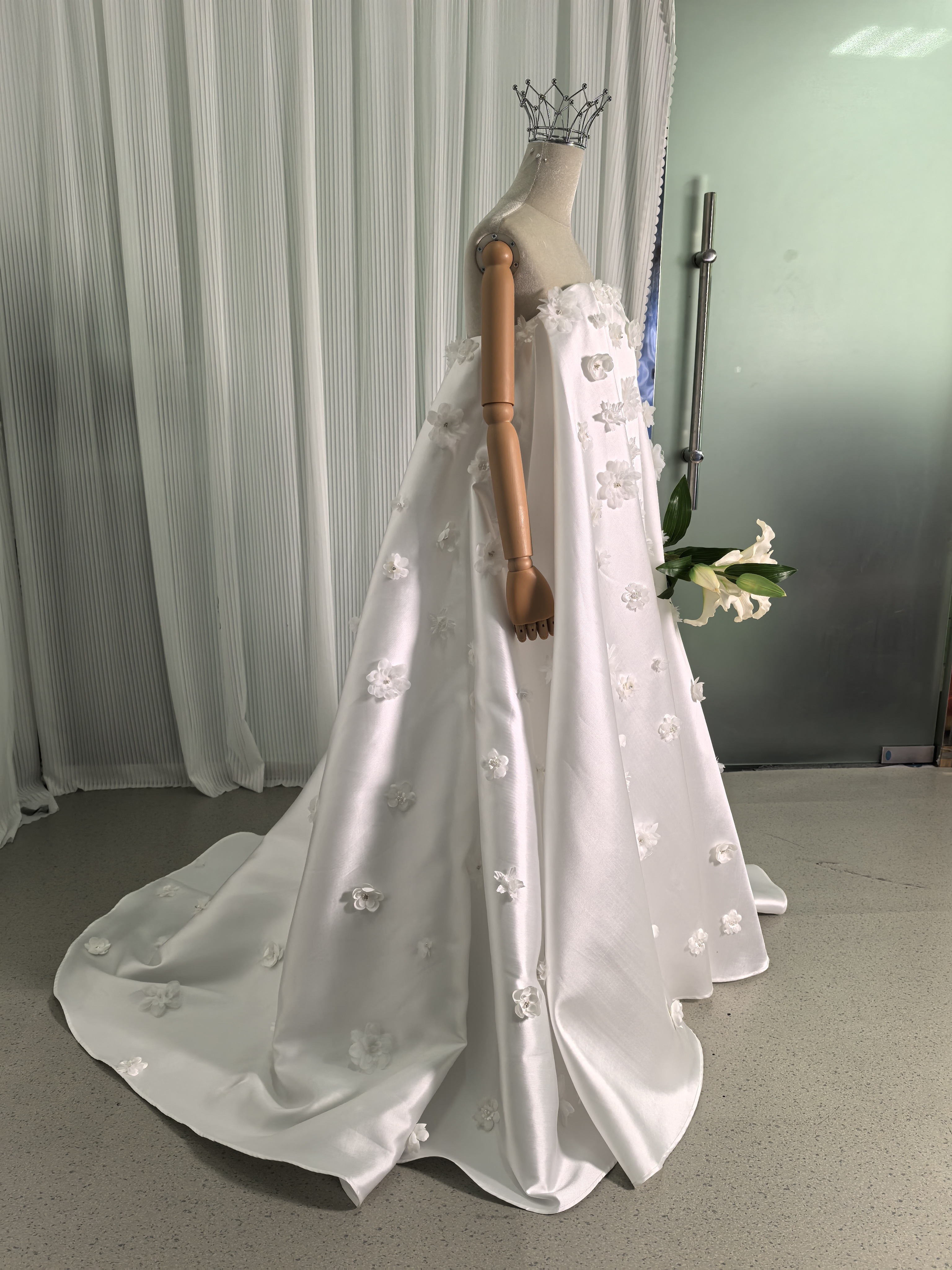 ウエディングドレス ベアトップ 可愛い 光沢サテン 花モチーフ ビーズ ファスナー 結婚式/披露宴