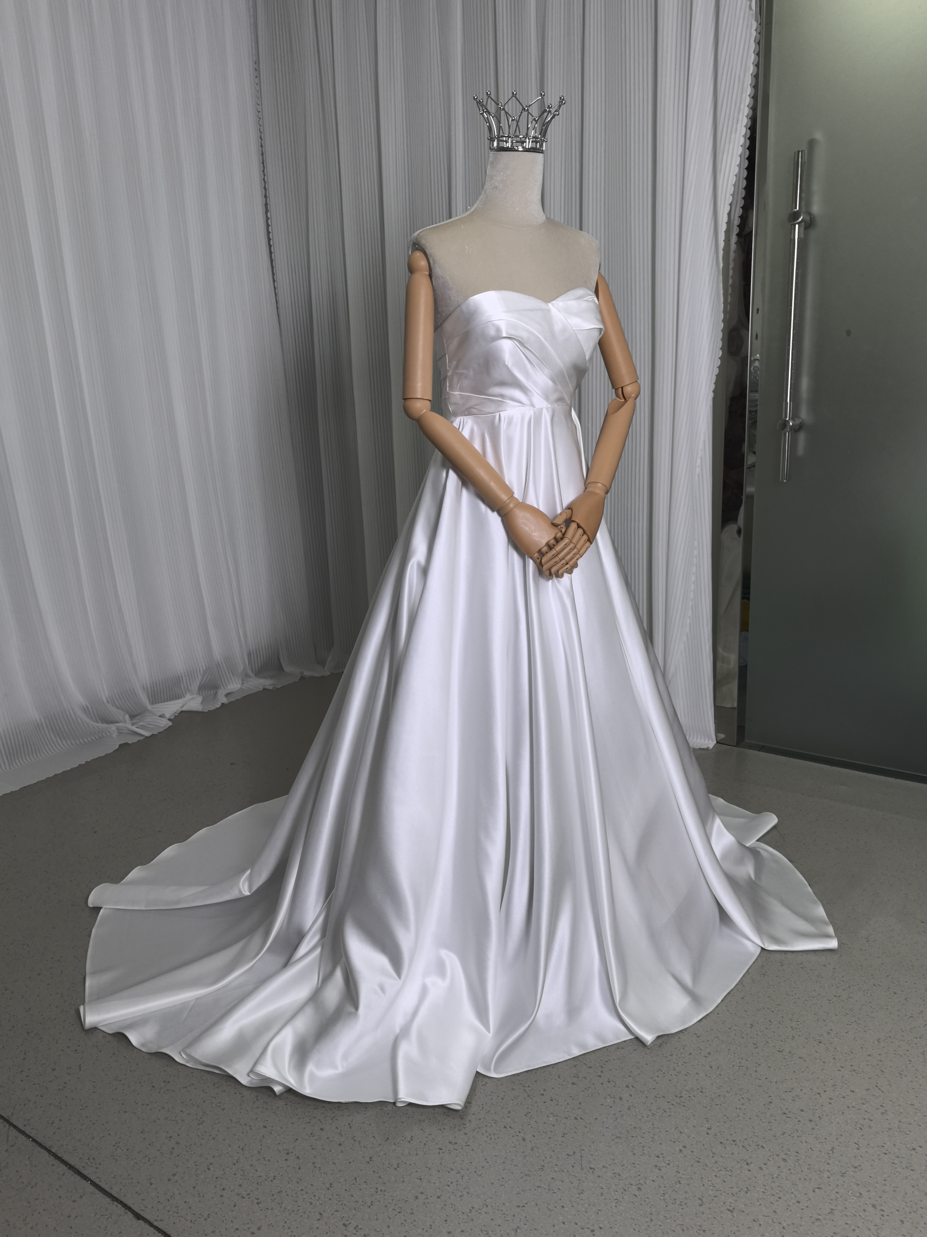 ウェディングドレス ベアトップ 光沢サテン 編み上げ 細見えシルエット 可愛い 花嫁