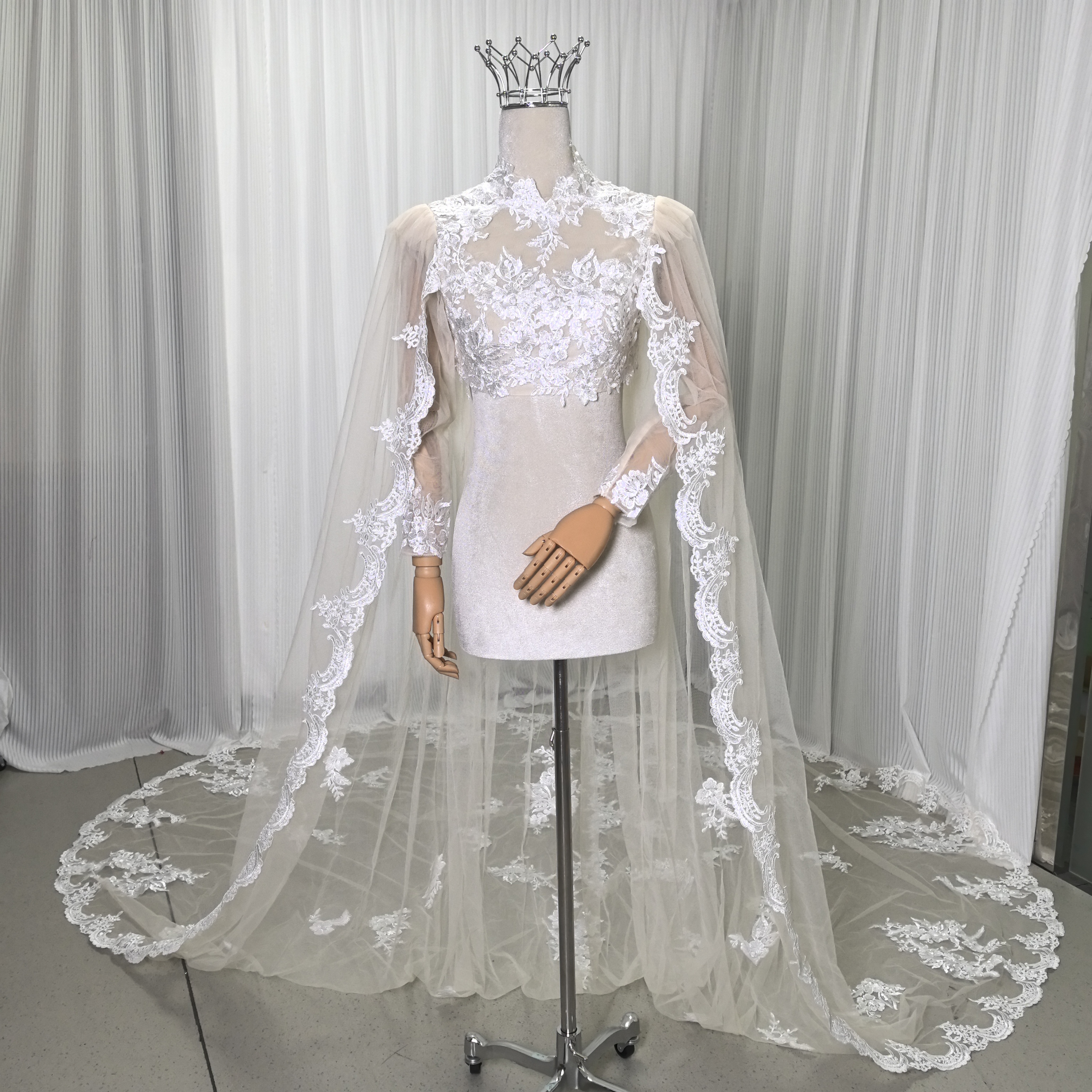ウェディングドレス マント アイボリー 花柄のモチーフ刺繍が美しく 華やかなトレーン 抜群のおしゃれ見え