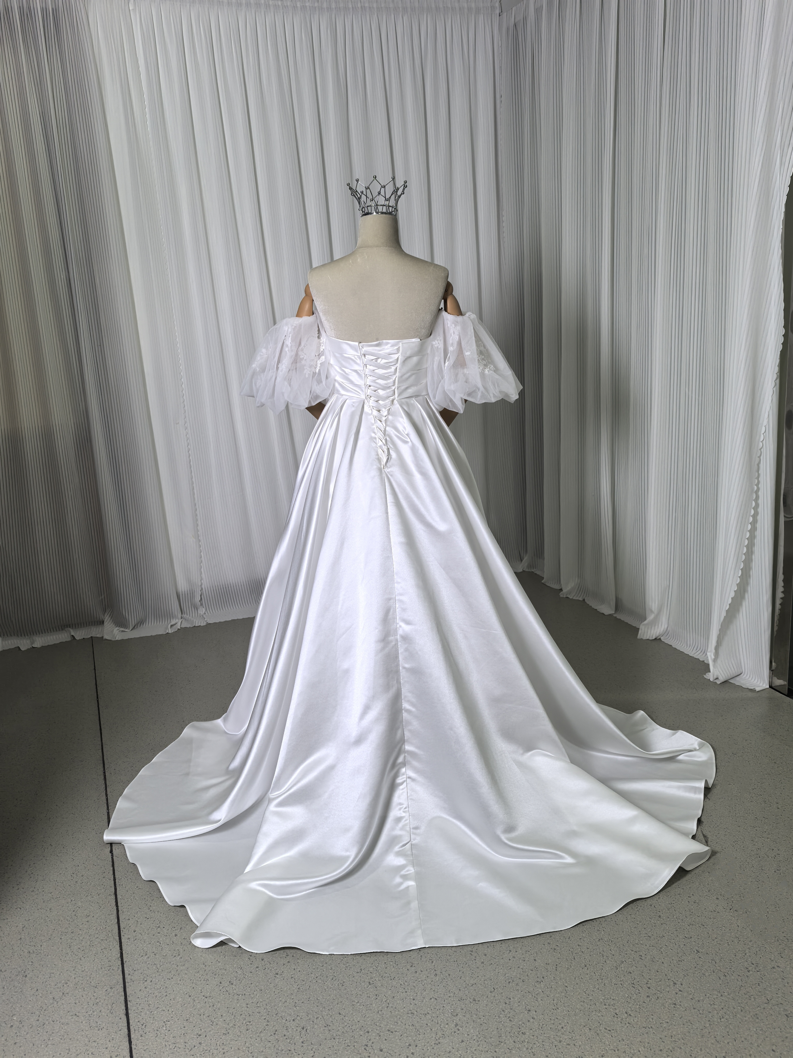 ウェディングドレス ベアトップ 上品透け袖 光沢サテン 編み上げ 可愛い 花嫁