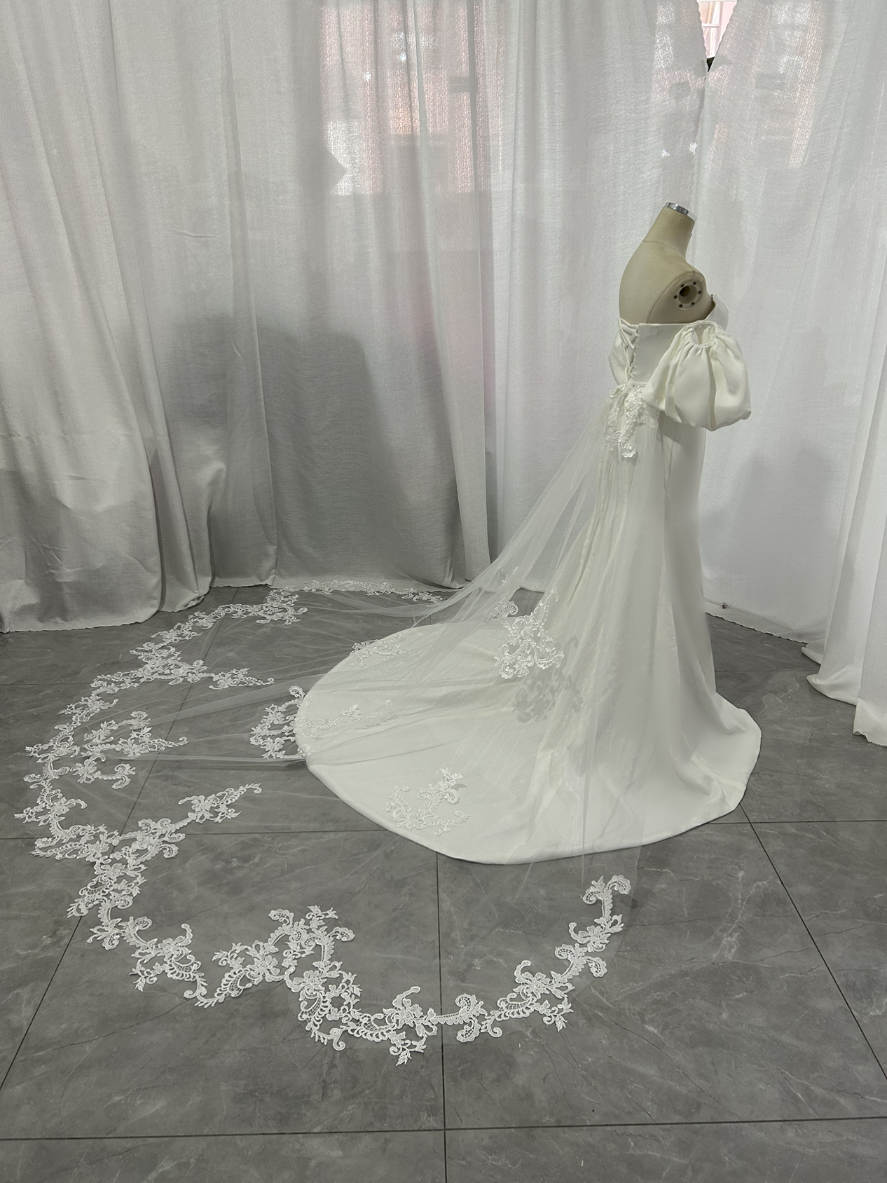ウエディングドレス パフスリーブ 繊細レース 華やかなトレーン クレープ生地 マーメイドライン 結婚式