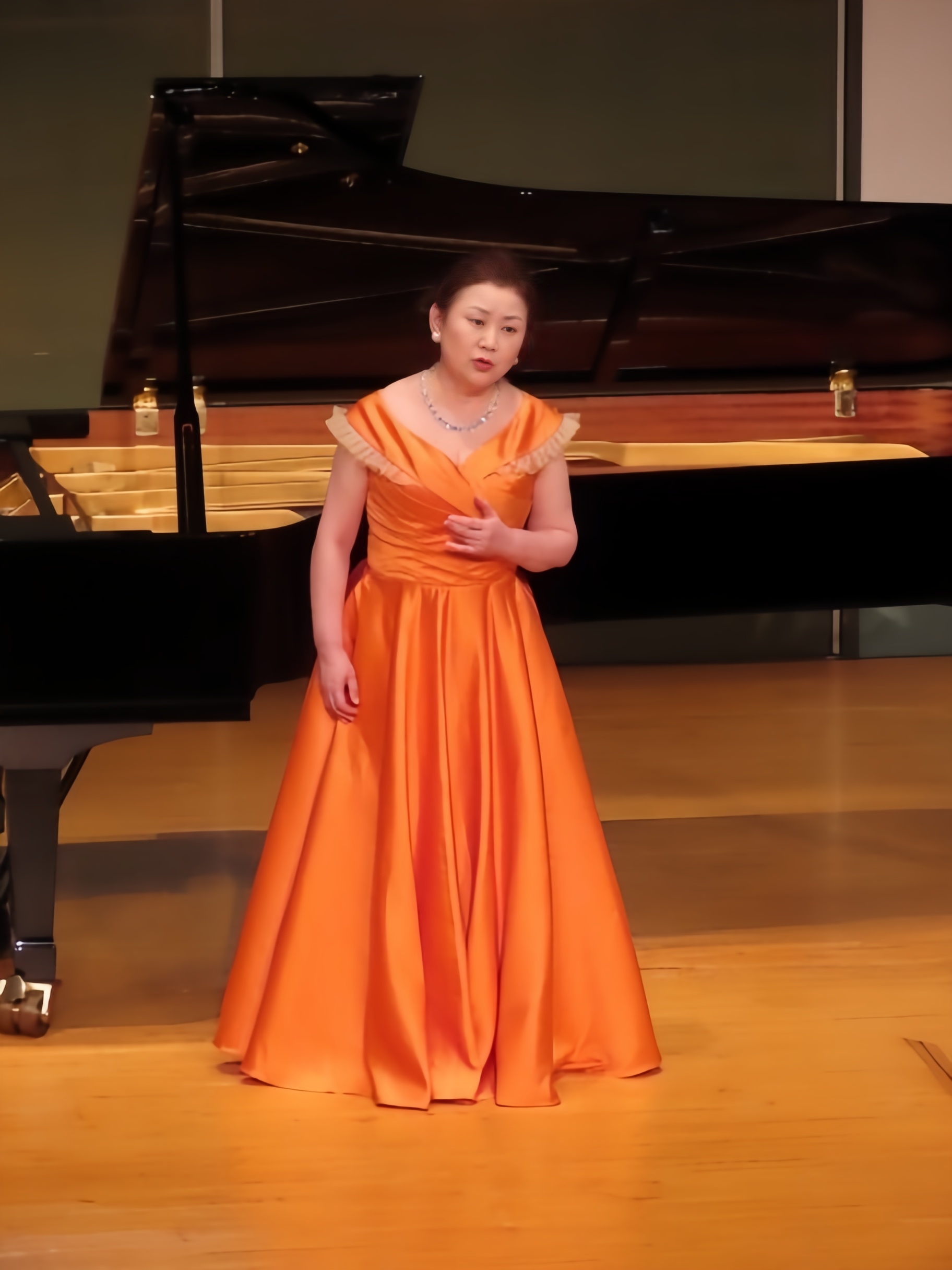 実例写真！パーティードレス オレンジ オフショルダー 光沢サテン ロング 編み上げ 演奏会/音楽会
