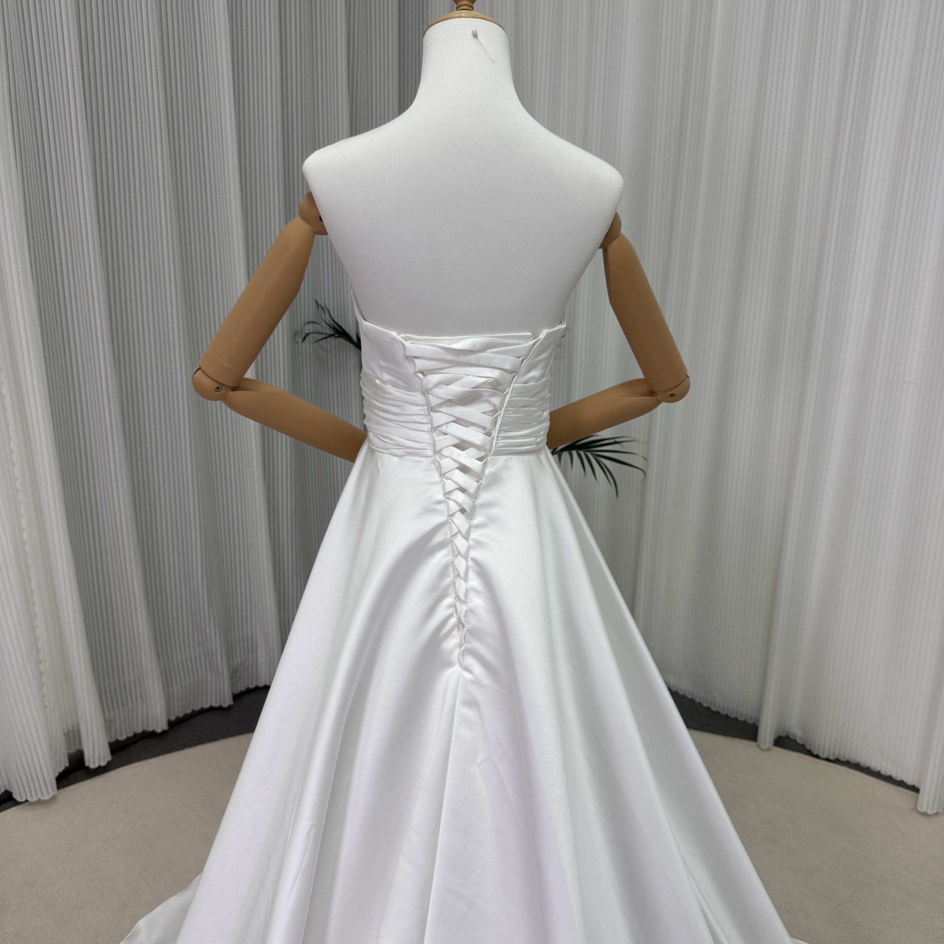 ウェディングドレス ベアトップ ロイヤルサテン スレンダーライン ロングトレーン 編み上げ 結婚式 二次会