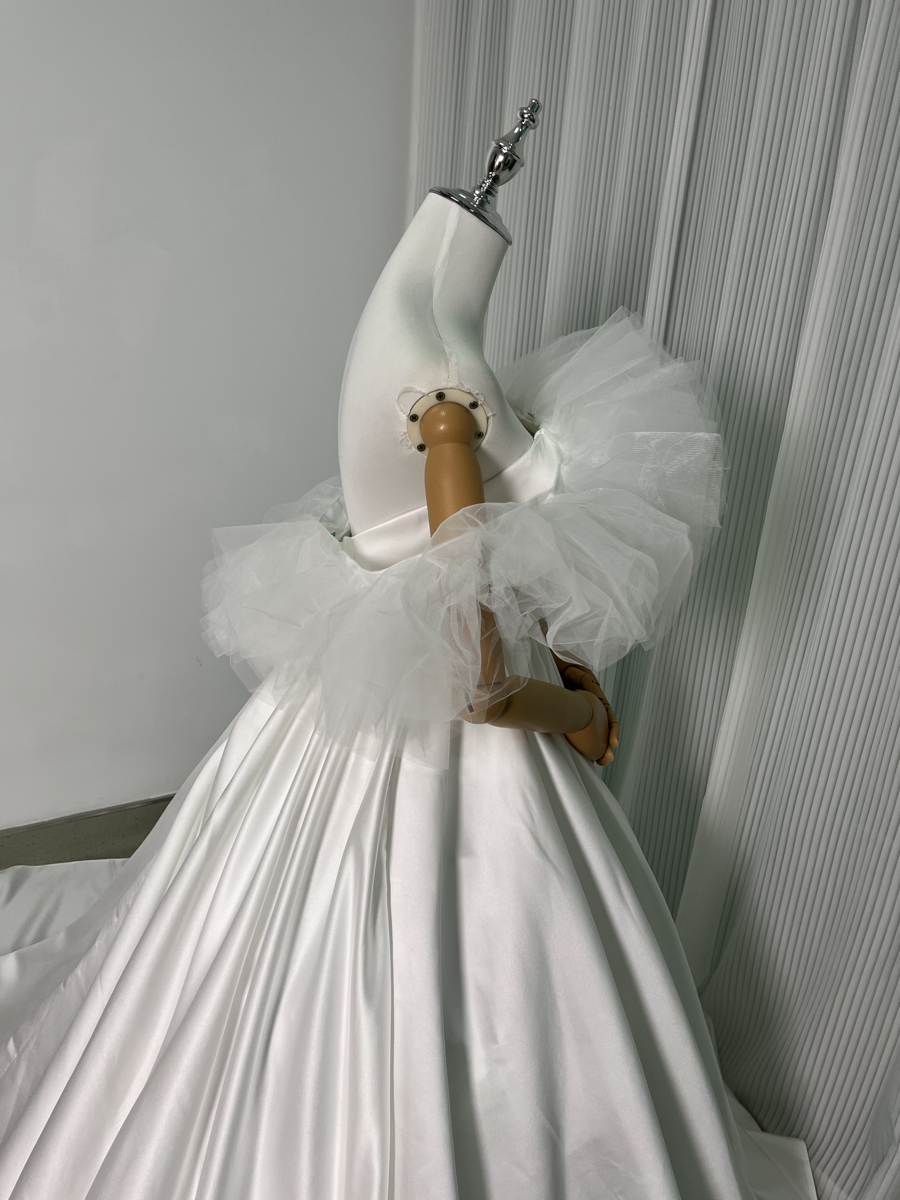 ウェディングドレス オフショルダー 光沢サテン 優しい ふわふわ ロングトレーン 編み上げ 結婚式
