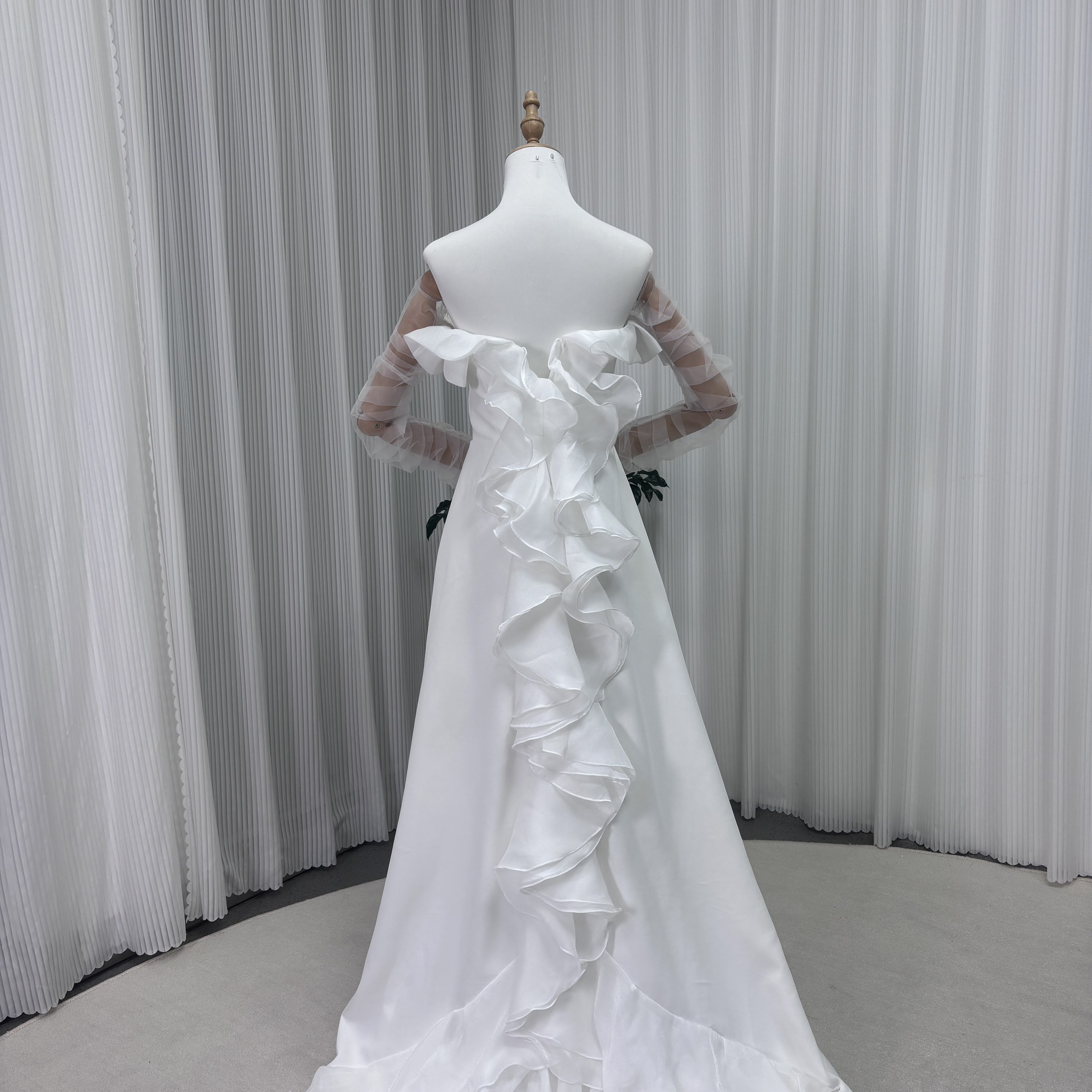 ウエディングドレス ベアトップ シースルー袖 ラッフルフリル フリルトレーン 優雅なシルエット 結婚式 二次会