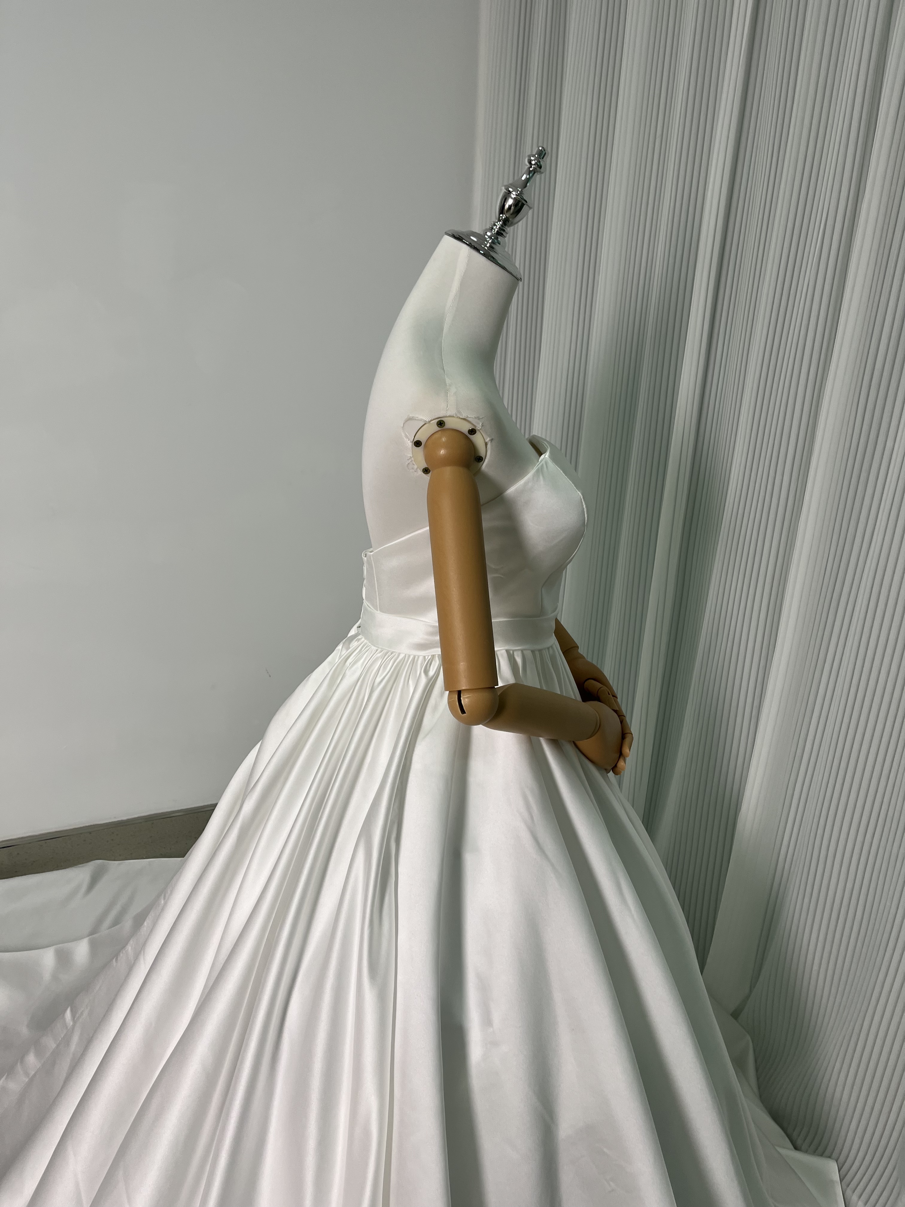 ウェディングドレス ベアトップ 光沢サテン 優しい ふわふわ ロングトレーン 編み上げ 結婚式