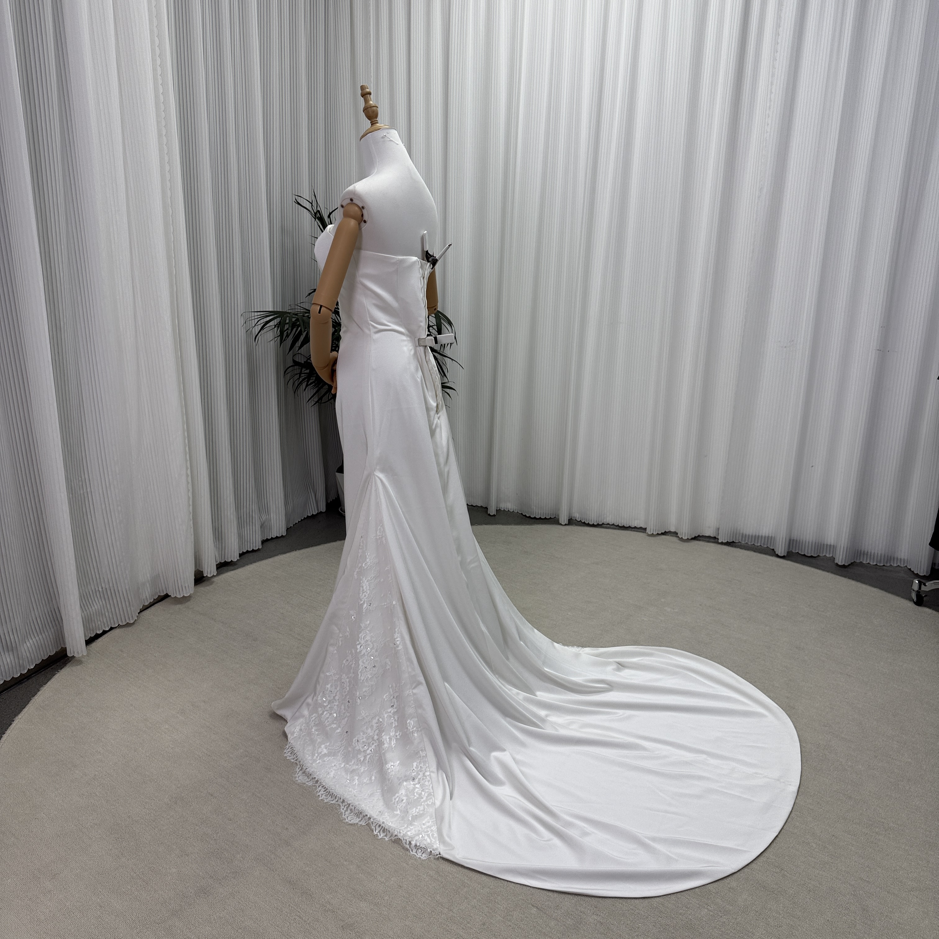 フランス風 ウェディングドレス 優雅なシルエット ベアトップ キラキラ光る刺繍 短トレーン 結婚式