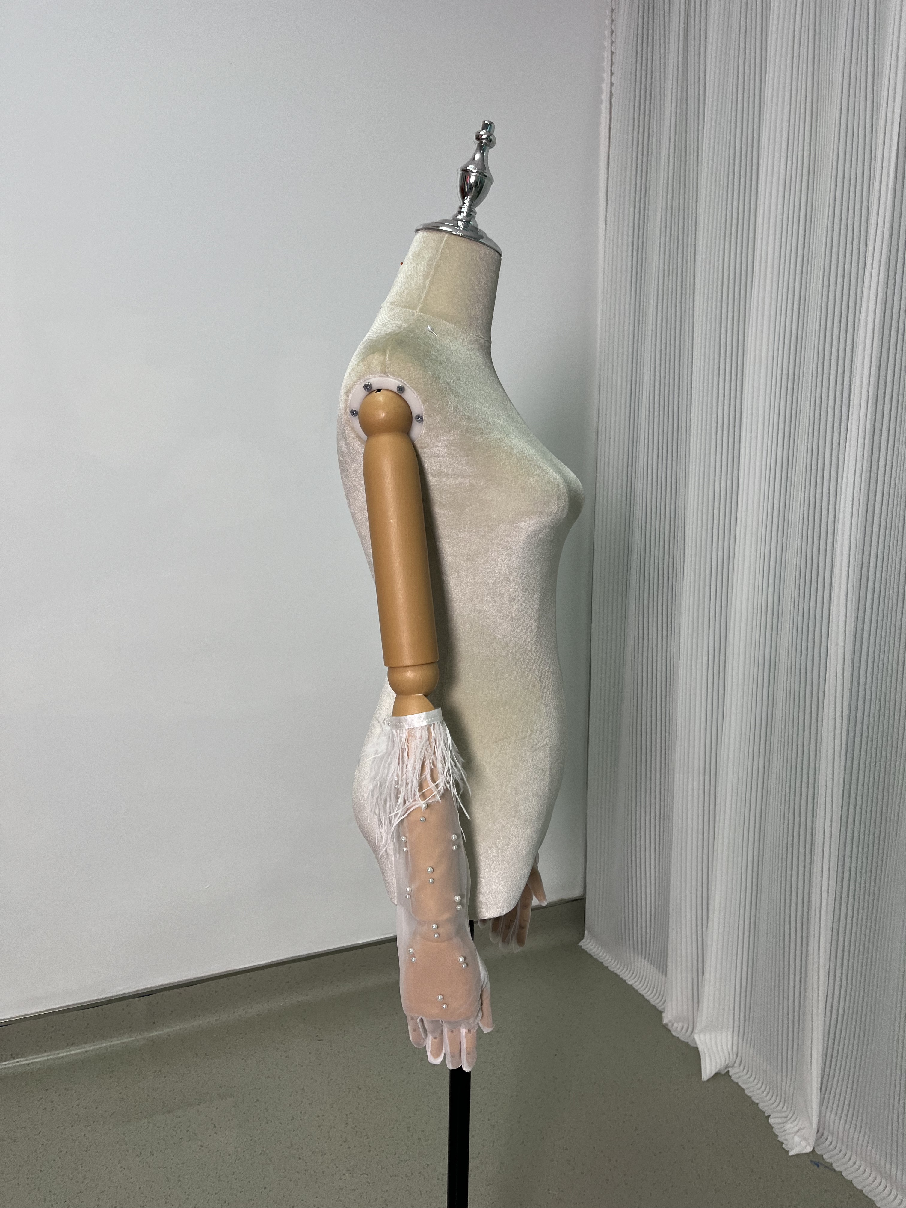 ウエディンググローブ ショートグローブ 指あり フェザー ビーズ 花嫁手袋 ウェディング小物