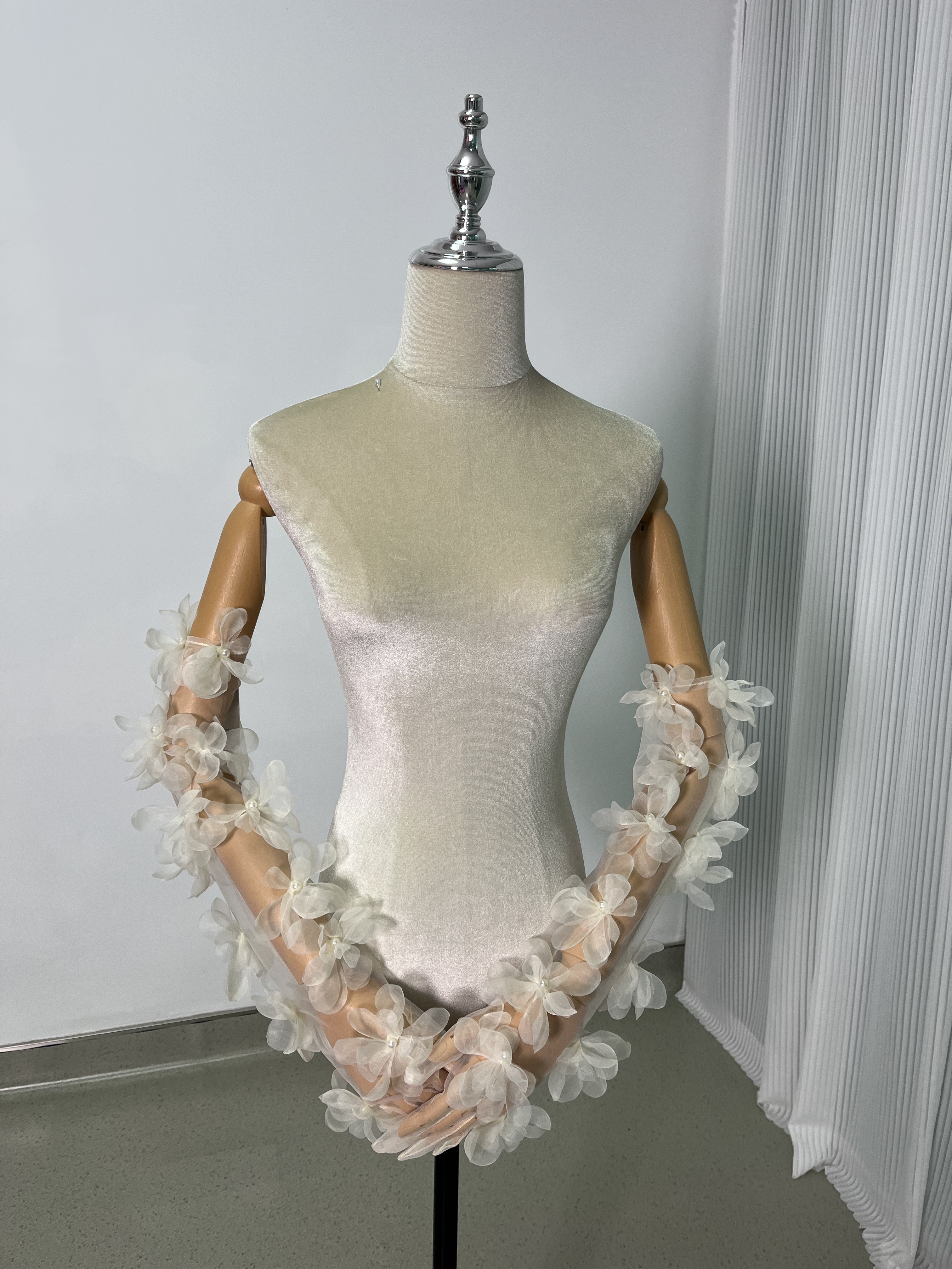 ウエディンググローブ 花モチーフ ビーズ 可愛い 薄シャンパンの色 花嫁/ウェディングドレス