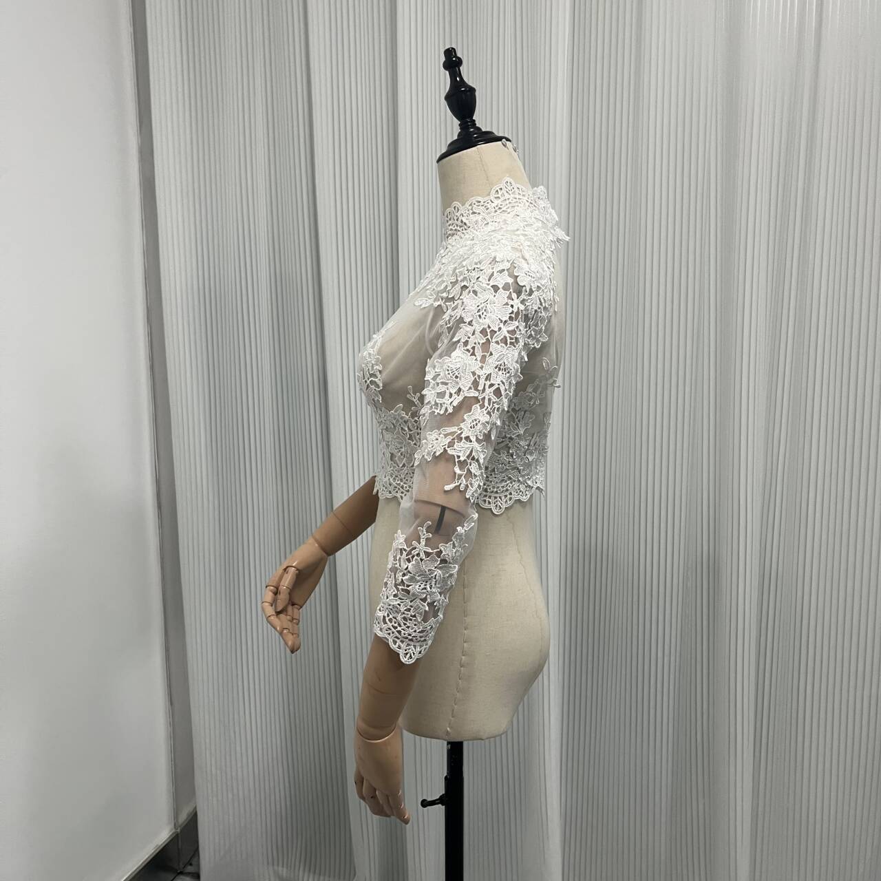 ウエディングドレス 長袖 ハート背中見せ 可憐な花刺繍のトップス ボレロ