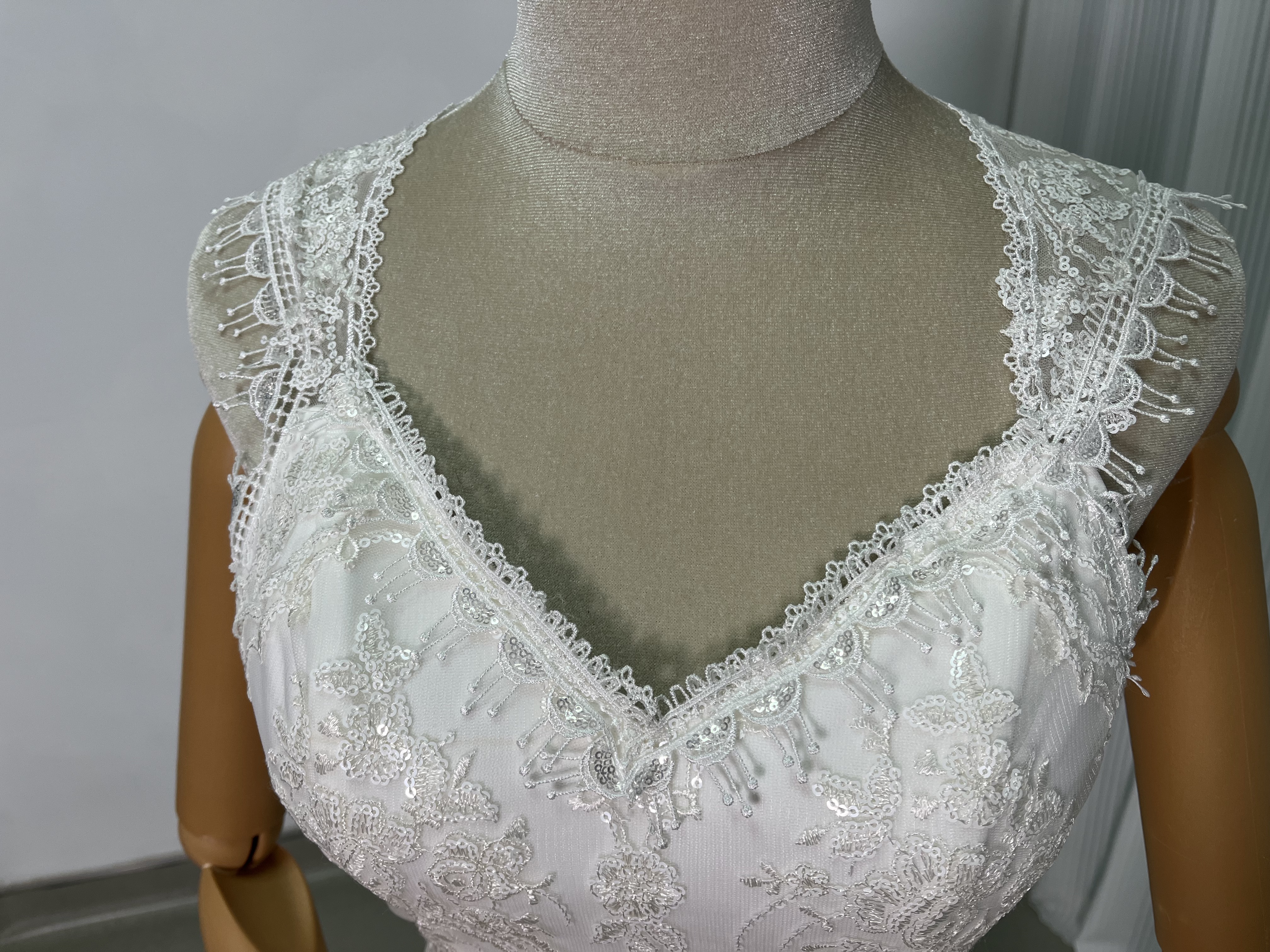 豪華！ウェディングドレス マーメイドライン Vネック 背中見せ キラキラスパンコール 贅沢な総レース 結婚式