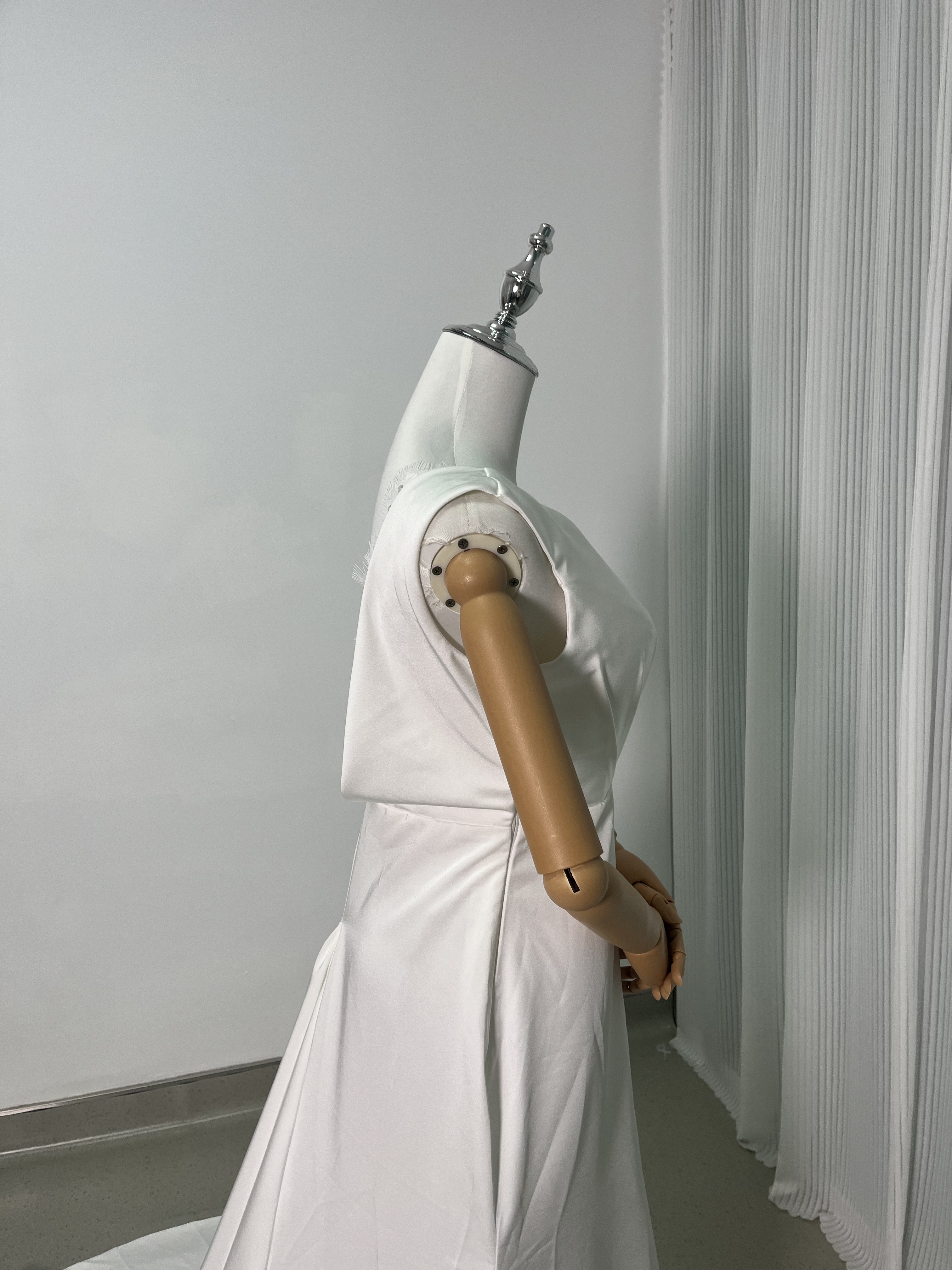 高品質！ウェディングドレス Vネック ノースリーブ 美しいバックレース 細見えシルエット 二次会