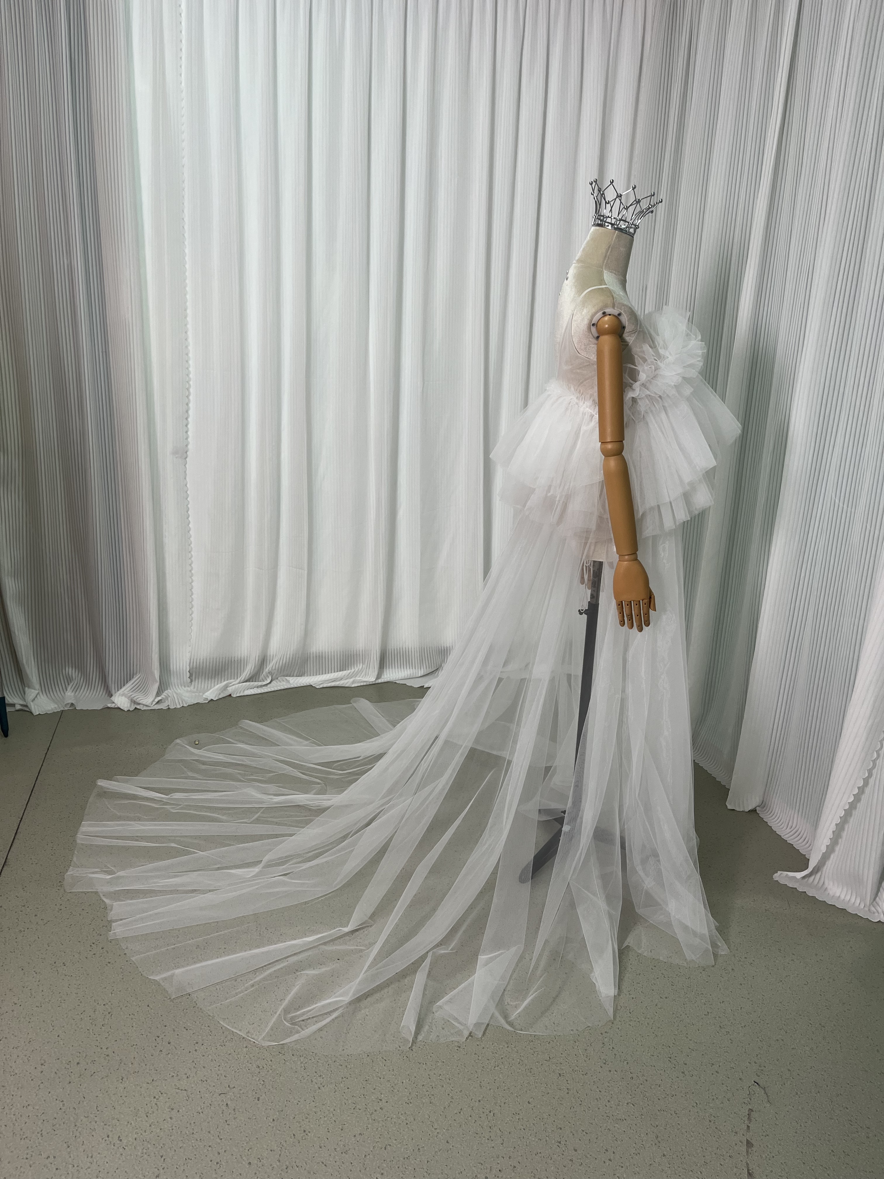 人気上昇！オーバードレス オフホワイト ソフトチュール ラッフルフリル 可愛い 前撮り 妊婦