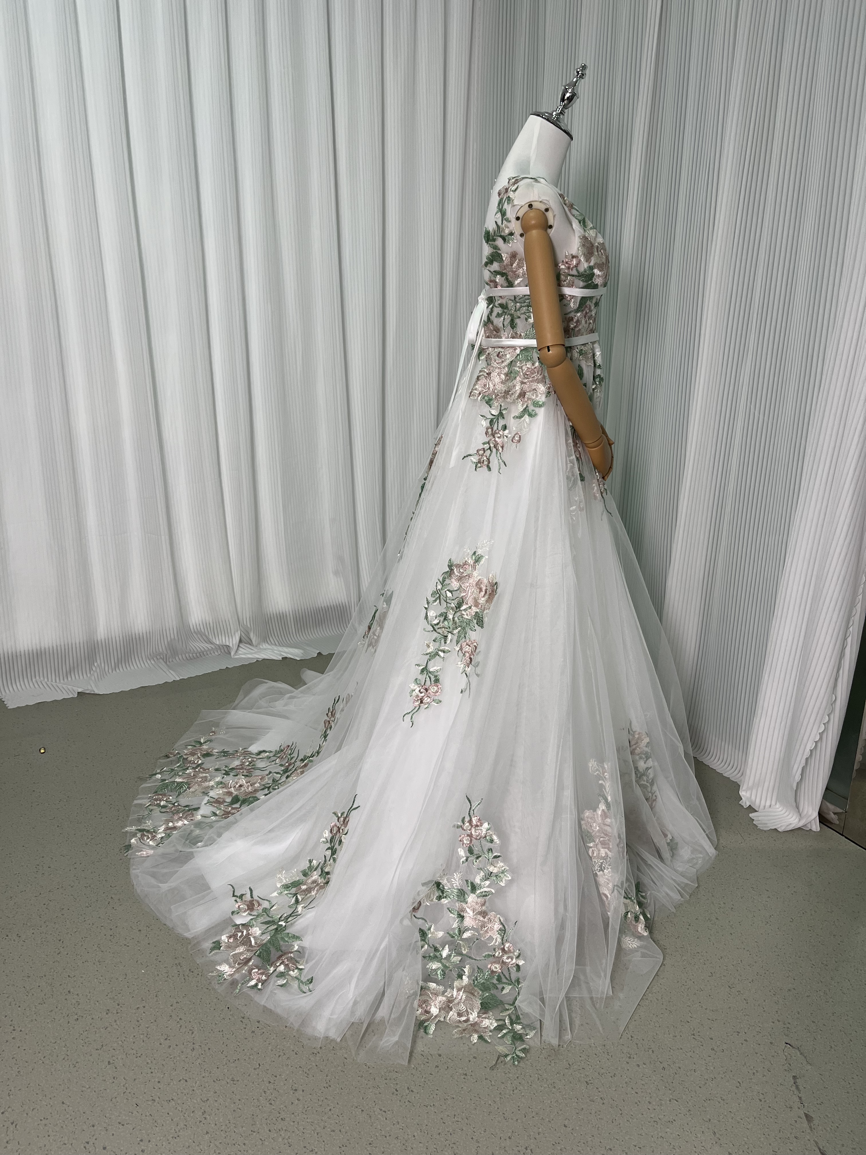 ウェディングドレス Vネック 美しい花レース 背中見せ 編み上げ 結婚式 前撮り