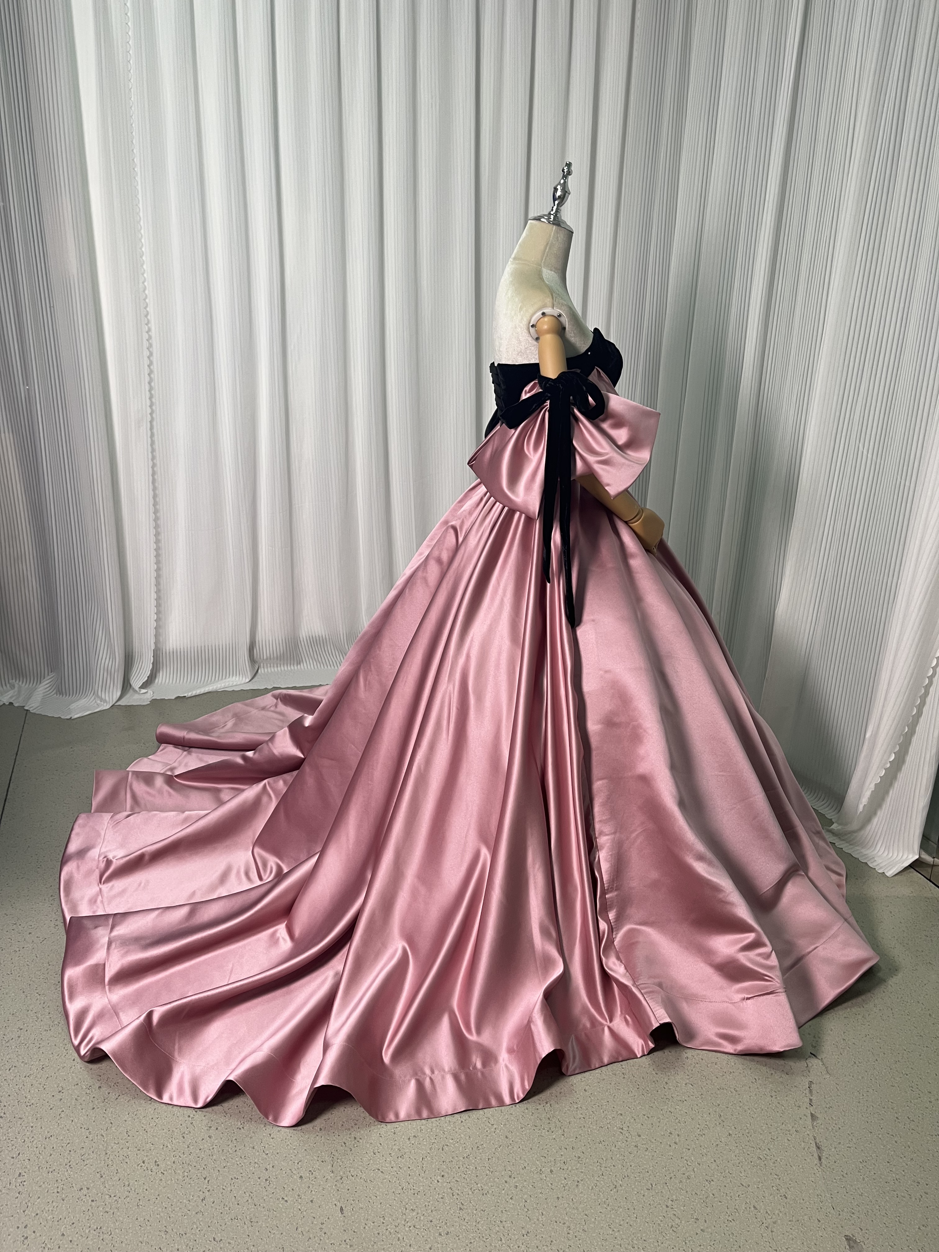カラードレス ピンク 光沢サテン 黒 ビロード オフショルダー 編み上げ ふわふわドレス 前撮り